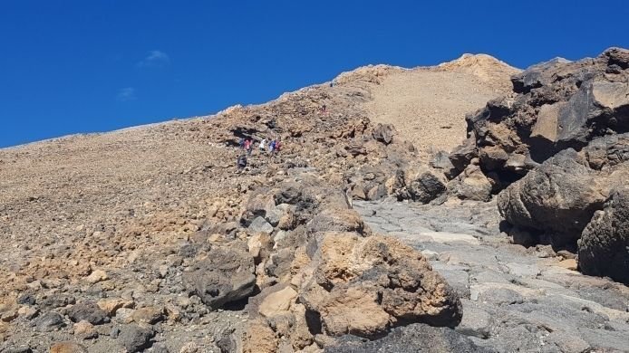 Sendero Telesforo Bravo hacia la cima del Teide, ruta restringida con vistas volcánicas espectaculares en el Parque Nacional del Teide