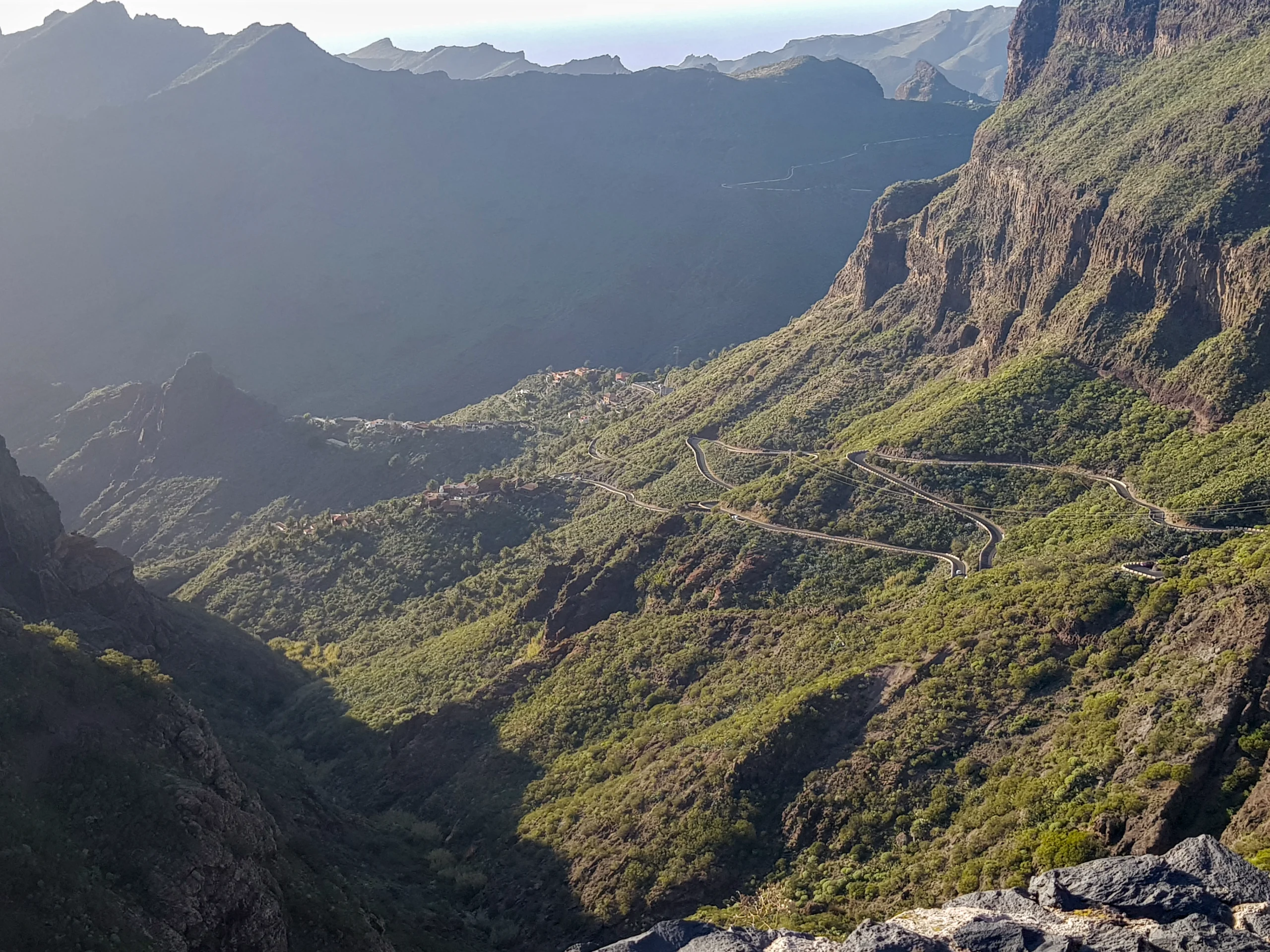 Caserío de Masca en Tenerife, con sus estrechas calles y miradores