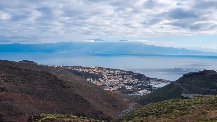 Vistas desde el Mirador de la Lomada del Camello en La Gomera con el Teide al fondo