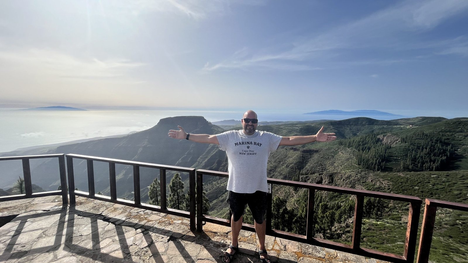 Mirador de Igualero en La Gomera con vistas al sur de la isla y monumento al Silbo Gomero
