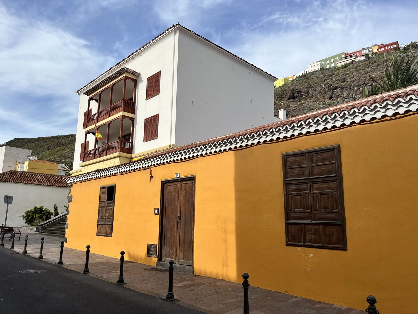 Centro histórico de San Sebastián de La Gomera con vistas al puerto y casas tradicionales