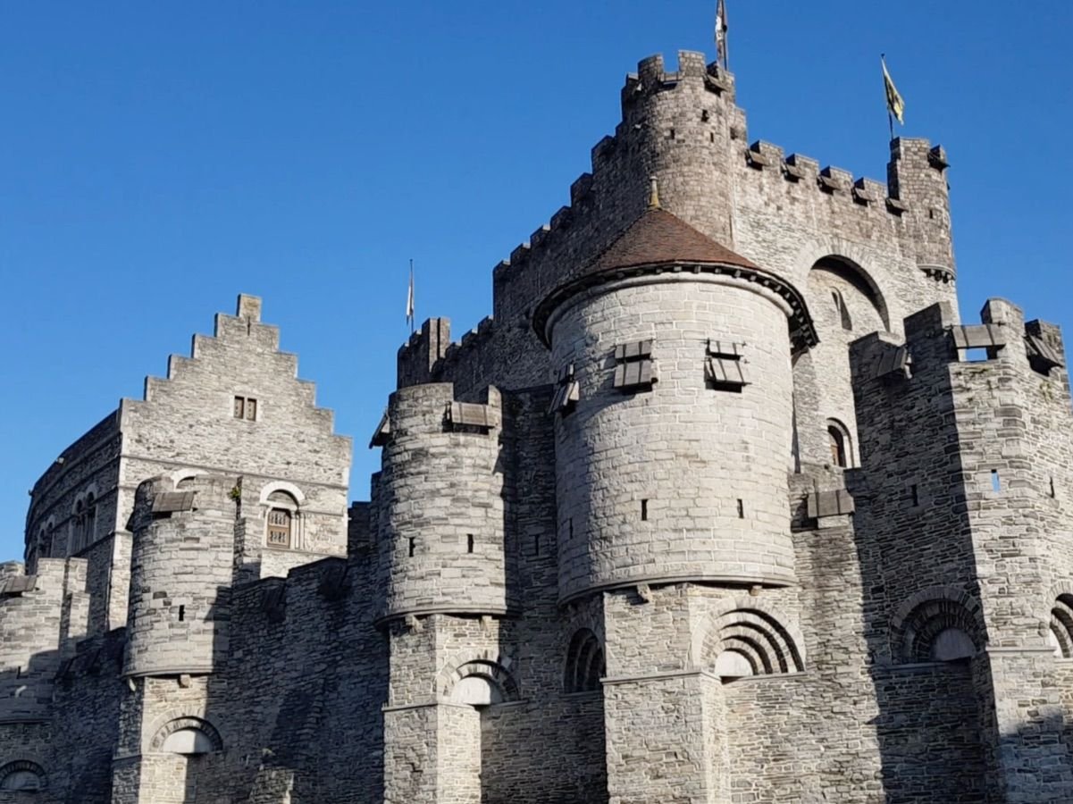 Castillo de los Condes de Flandes en Gante, fortaleza medieval del siglo XII vista desde el canal