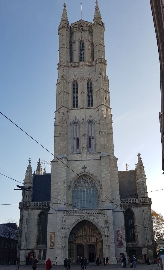 atedral de San Bavón en Gante con su torre gótica y entrada principal