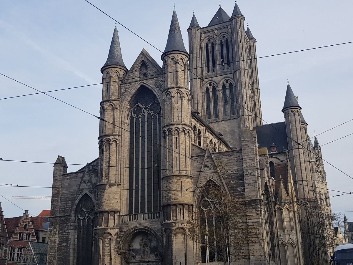 Iglesia de San Nicolás en Gante con su torre gótica formando parte de las tres torres de la ciudad