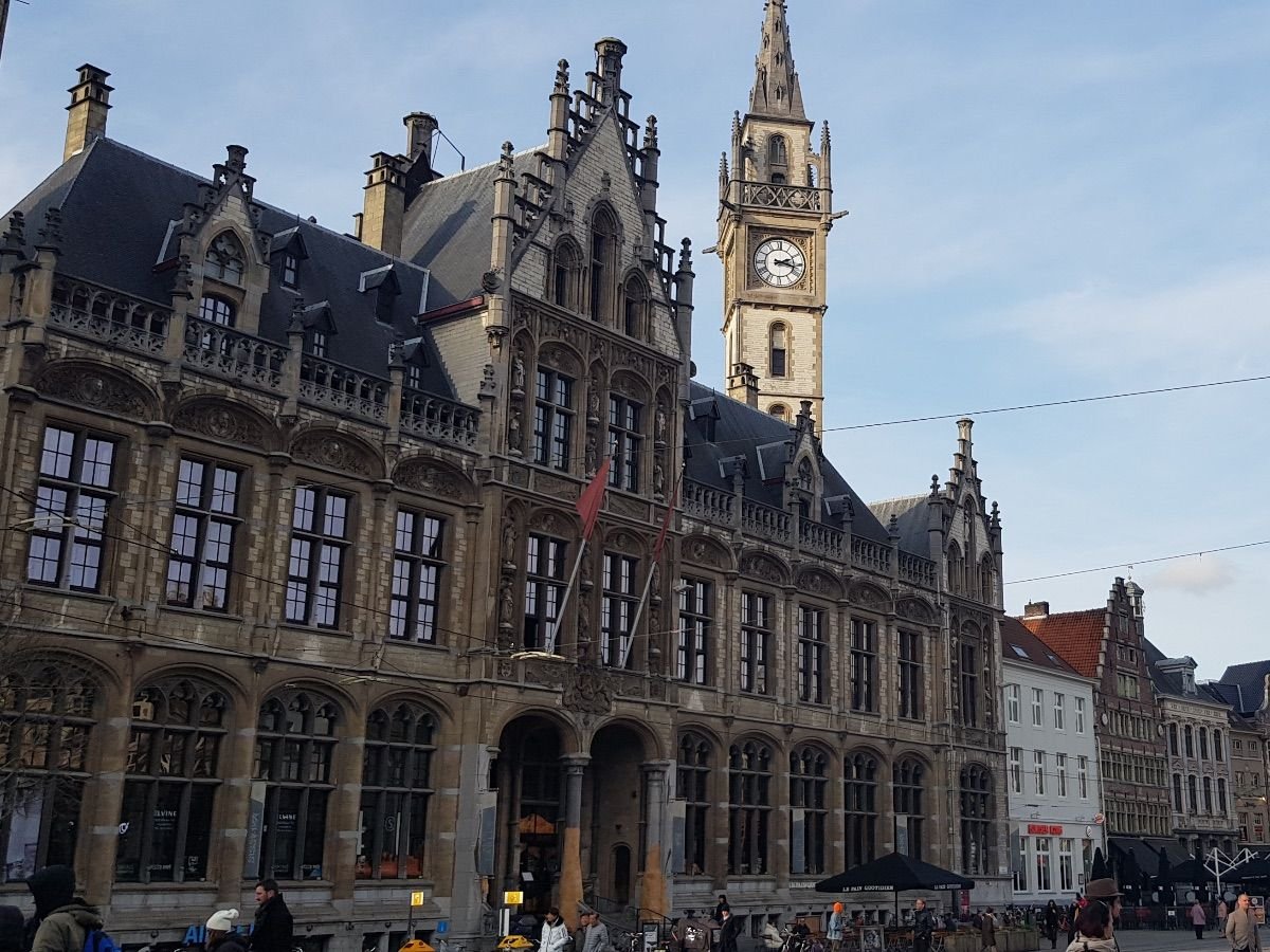 Plaza Korenmarkt en Gante con la Iglesia de San Nicolás y el edificio de correos