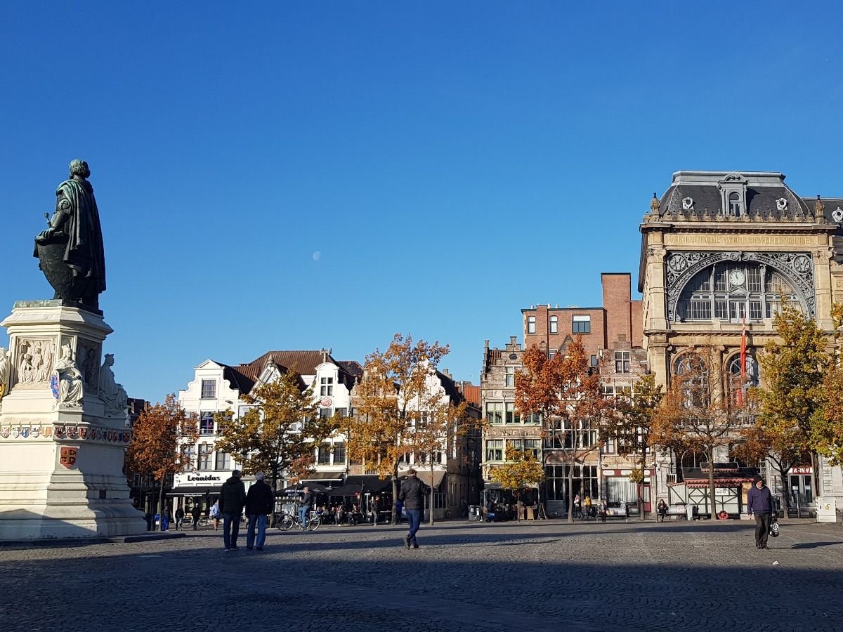Plaza Vrijdagmarkt en Gante con la estatua de Jacobo de Artevelde
