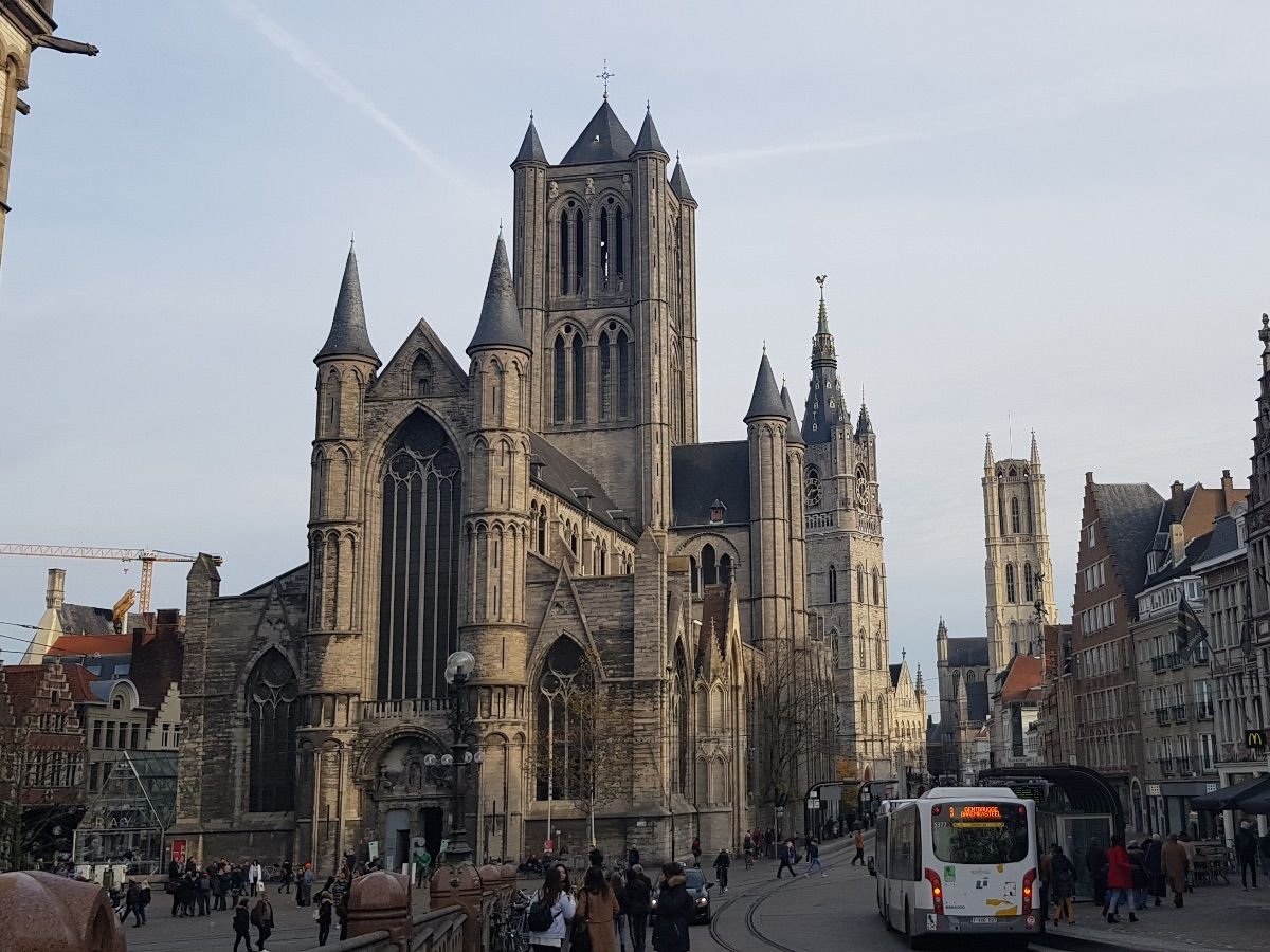 Puente de San Miguel en Gante con la vista de las tres torres: Iglesia de San Nicolás, Belfort y Catedral de San Bavón