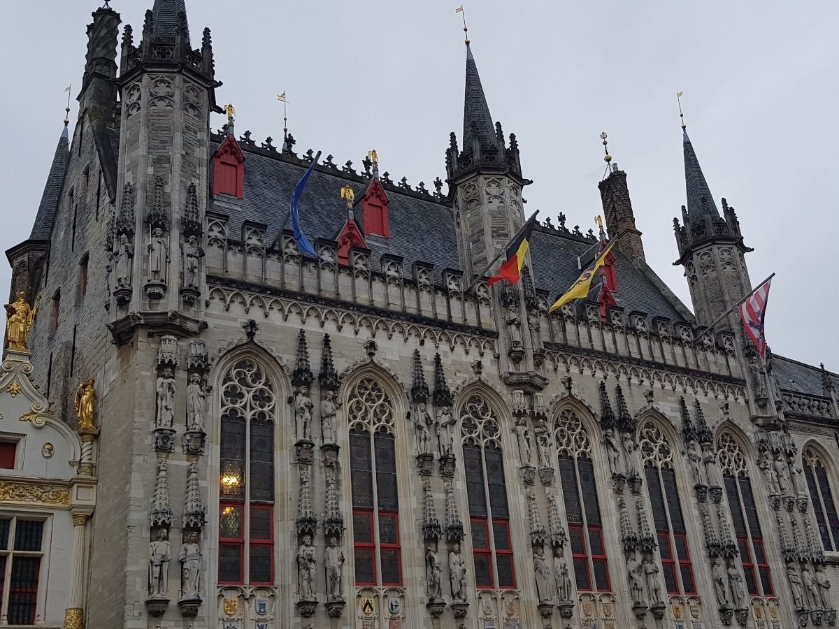 Fachada gótica del Ayuntamiento de Brujas