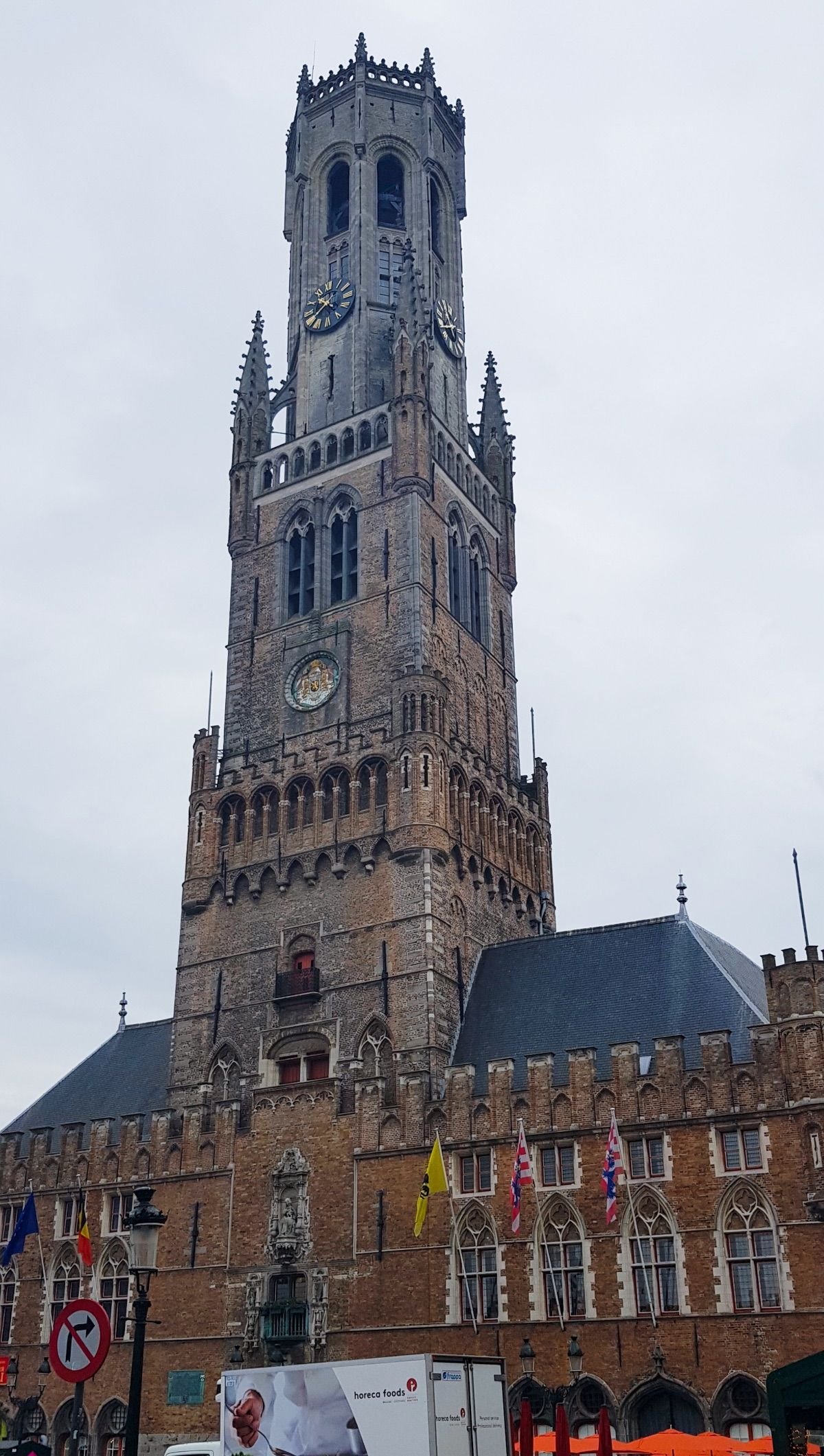 Torre Belfort de Brujas vista desde la Grote Markt