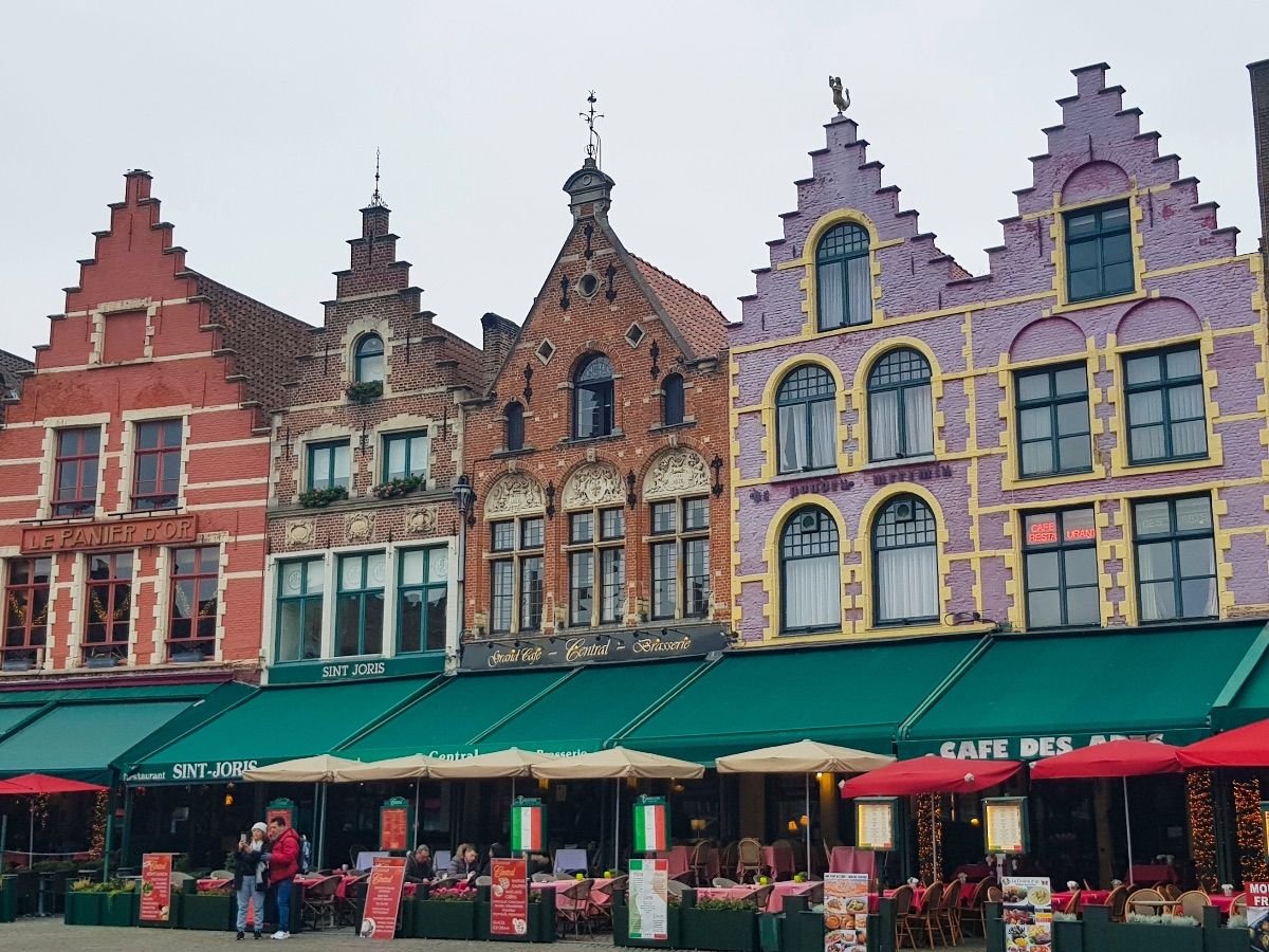 Plaza Grote Markt de Brujas con casas gremiales y campanario