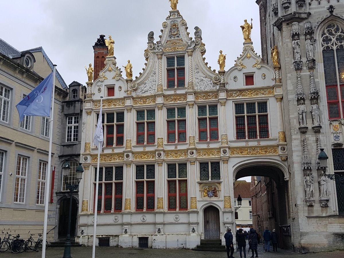 Fachada barroca con estatuas doradas del Palacio de Justicia de Brujas