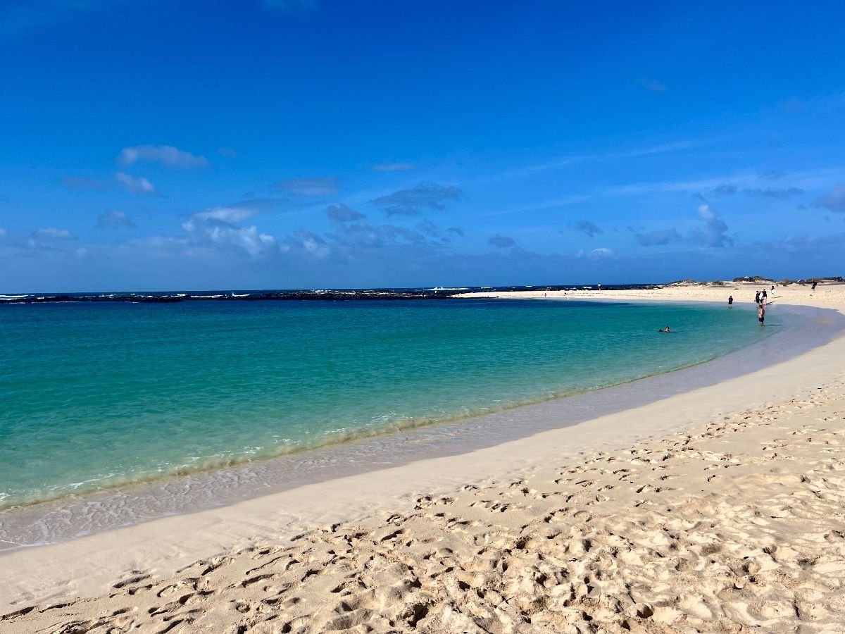 Playa de la Concha en El Cotillo, una de las playas más bonitas de Fuerteventura con aguas tranquilas y cristalinas