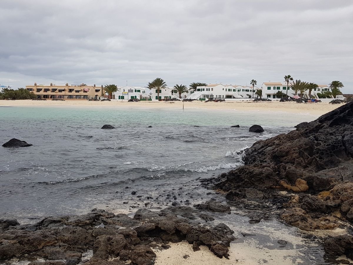 Playa de los Lagos en El Cotillo, una de las mejores playas del norte de Fuerteventura con aguas tranquilas y cristalinas