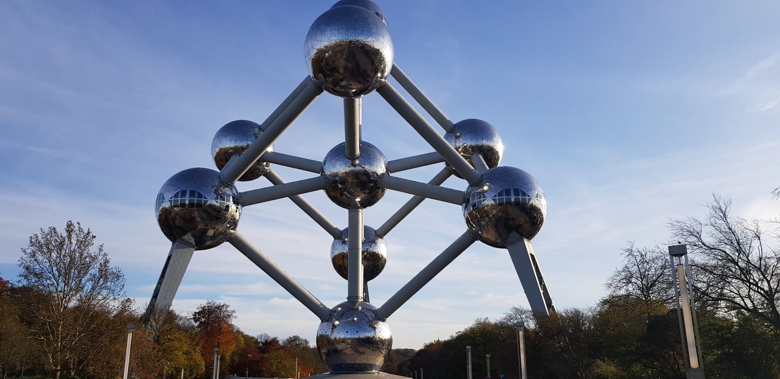 El Atomium de Bruselas, una estructura icónica con esferas metálicas que representan un cristal de hierro ampliado