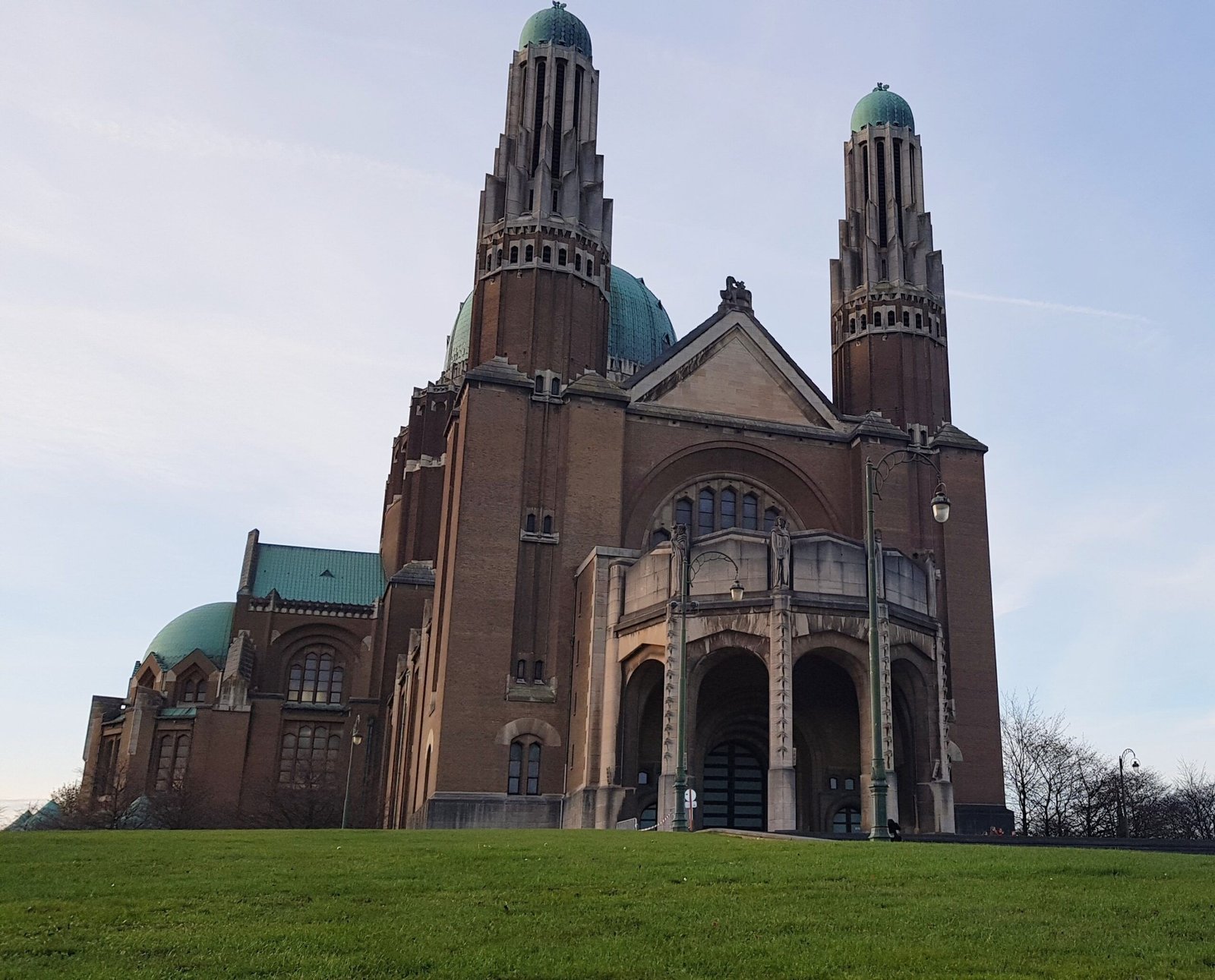 a Basílica del Sagrado Corazón en Bruselas, una de las iglesias más grandes del mundo con vistas panorámicas