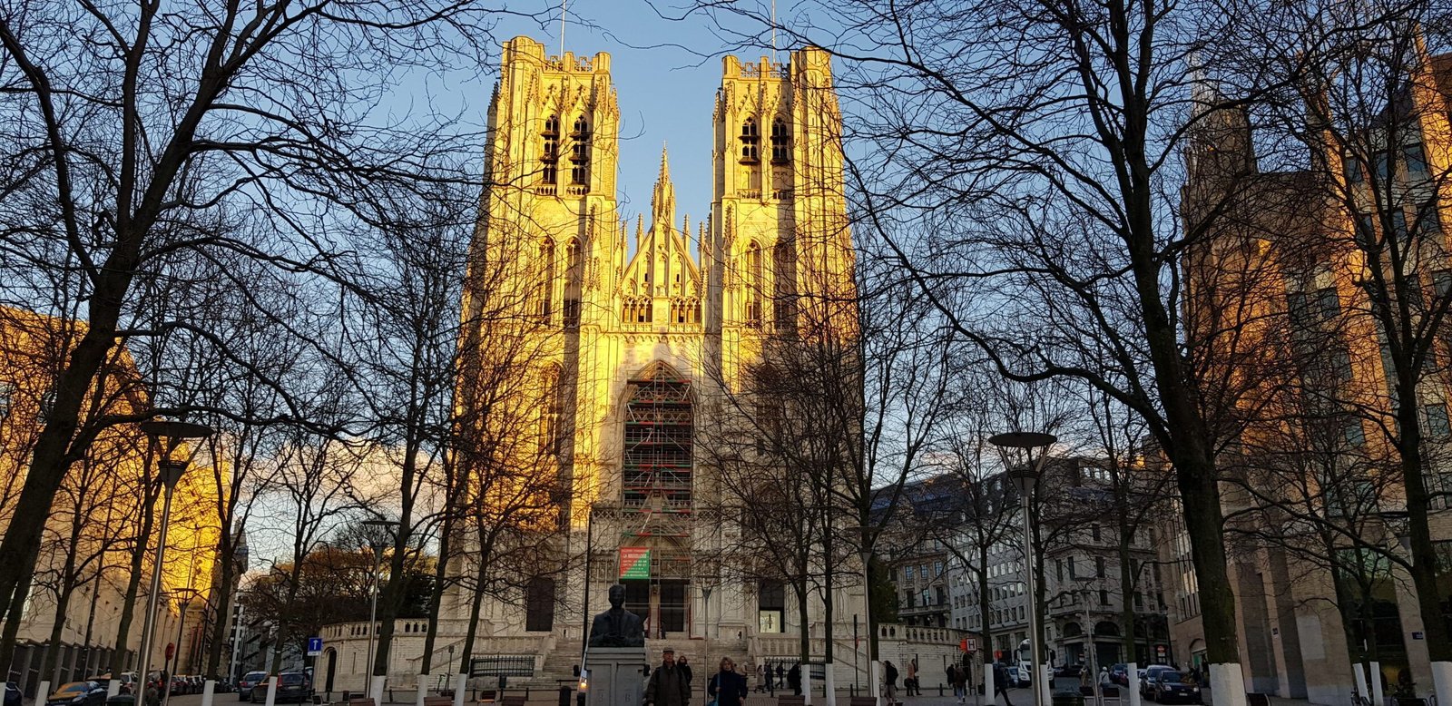 La Catedral de San Miguel y Santa Gúdula, una joya del gótico en Bruselas con impresionantes vidrieras.