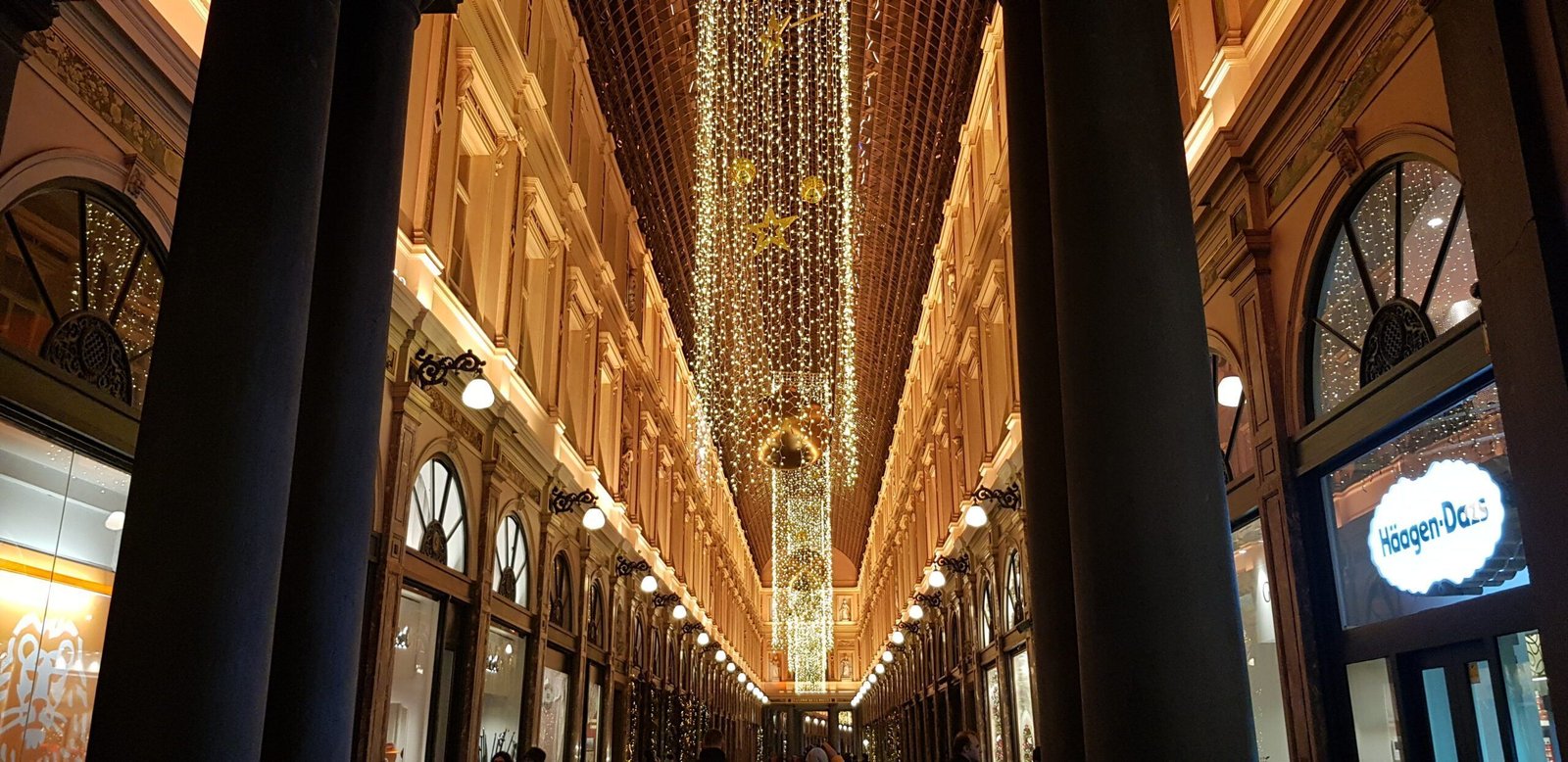 Las Galerías Saint Hubert en Bruselas, las primeras galerías comerciales de Europa con tiendas de lujo y chocolaterías