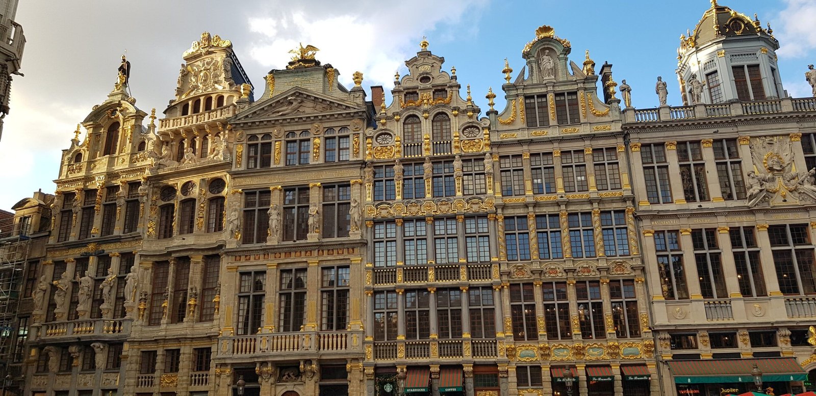 La Grand Place de Bruselas, declarada Patrimonio de la Humanidad por la UNESCO, rodeada de impresionantes edificios históricos.