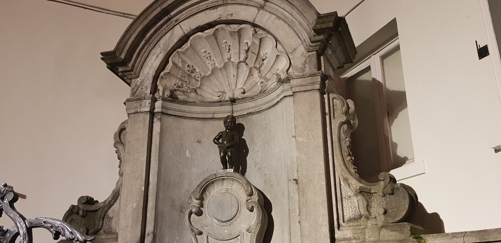El Manneken Pis, la famosa estatua de bronce de un niño orinando, símbolo de Bruselas desde el siglo XVII.