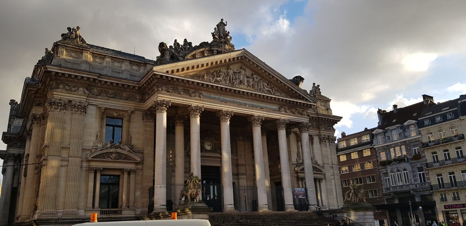 Palacio de la Bolsa de Bruselas, un icono arquitectónico del siglo XIX