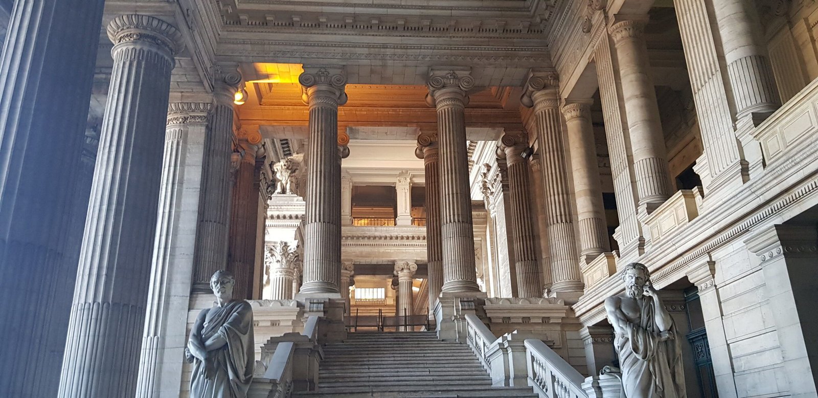 El Palacio de Justicia de Bruselas, un imponente edificio del siglo XIX con impresionantes columnas y cúpula.
