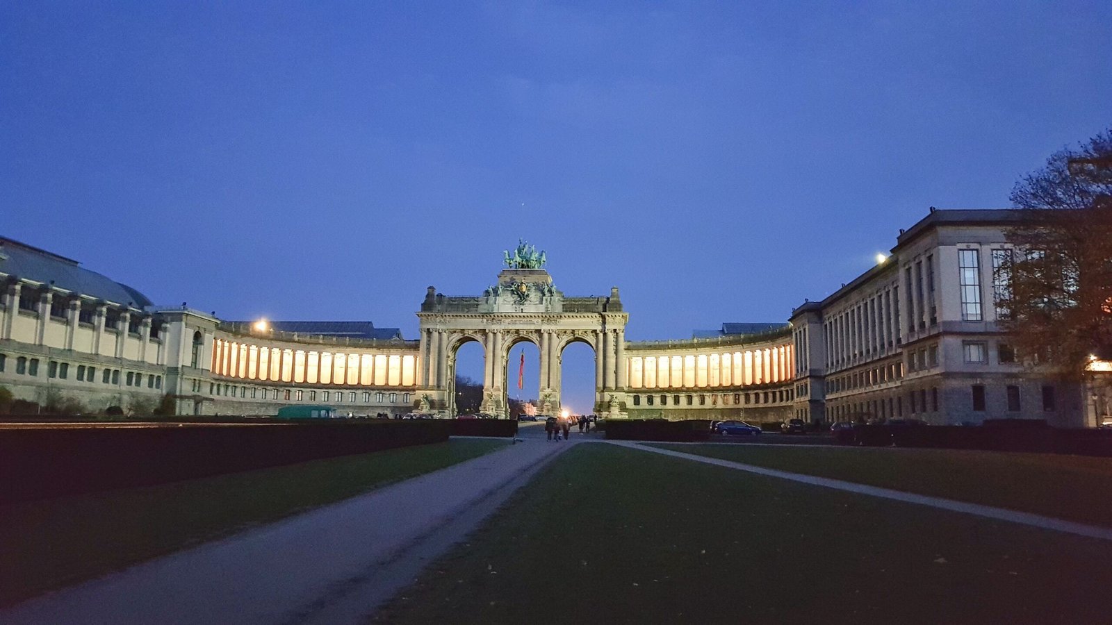El Parque del Cincuentenario de Bruselas, con su emblemático Arco del Triunfo de 1905 y museos históricos."