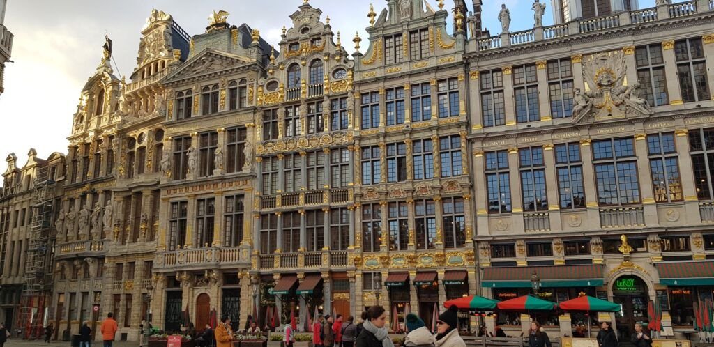 la Grand Place en Bruselas, uno de los lugares imprescindibles que ver en Bruselas