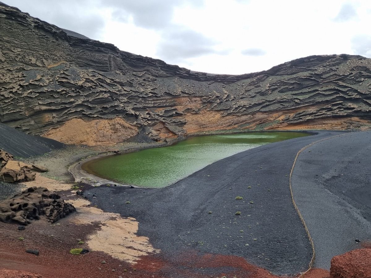 Vista del Charco Verde en El Golfo, Lanzarote, con el intenso color verde de la laguna y los acantilados volcánicos alrededor.