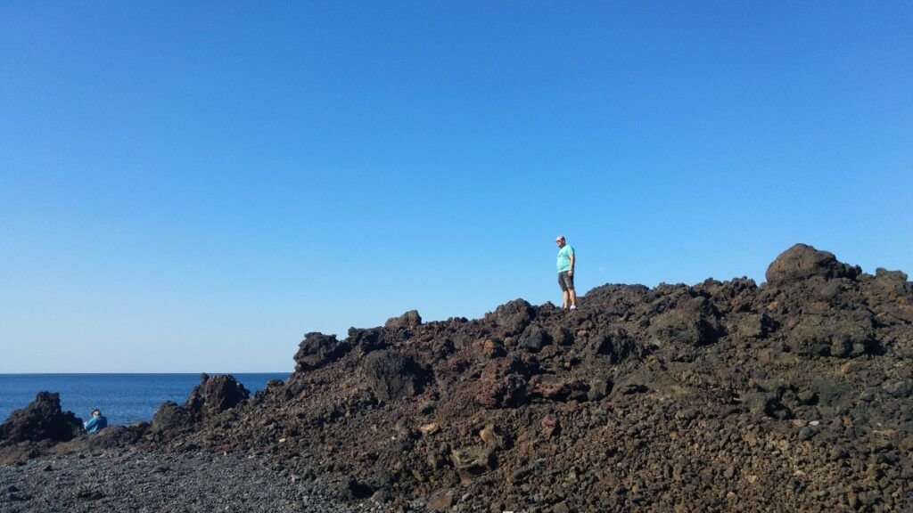 Paisaje volcánico en el Parque Nacional de Timanfaya, Lanzarote. Imagen representativa para consejos para viajar a Lanzarote y descubrir su naturaleza única.