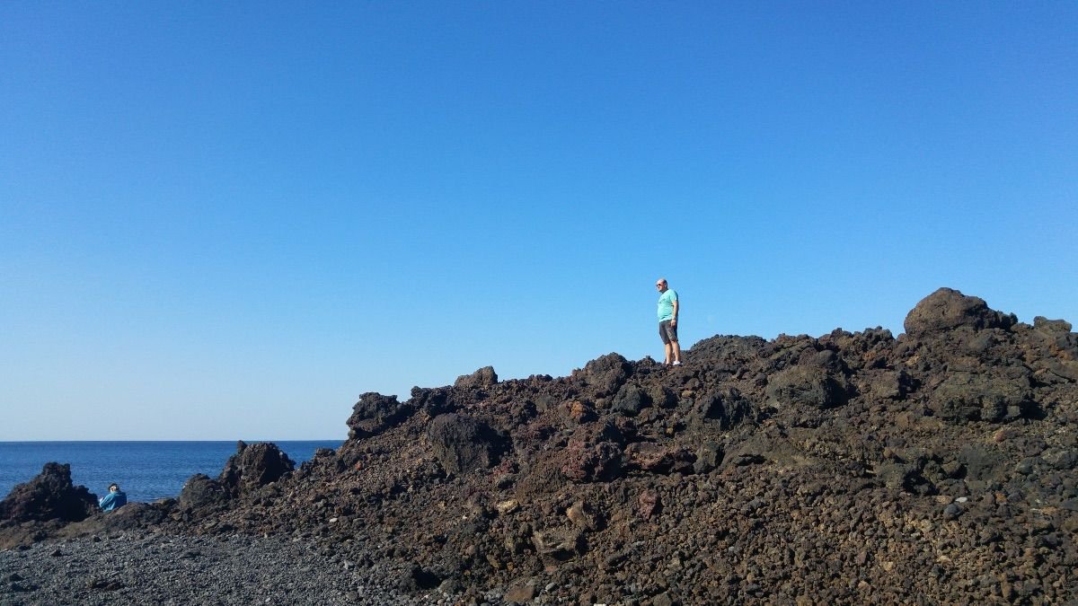 Paisaje volcánico en el Parque Nacional de Timanfaya, Lanzarote. Imagen representativa para consejos para viajar a Lanzarote y descubrir su naturaleza única.