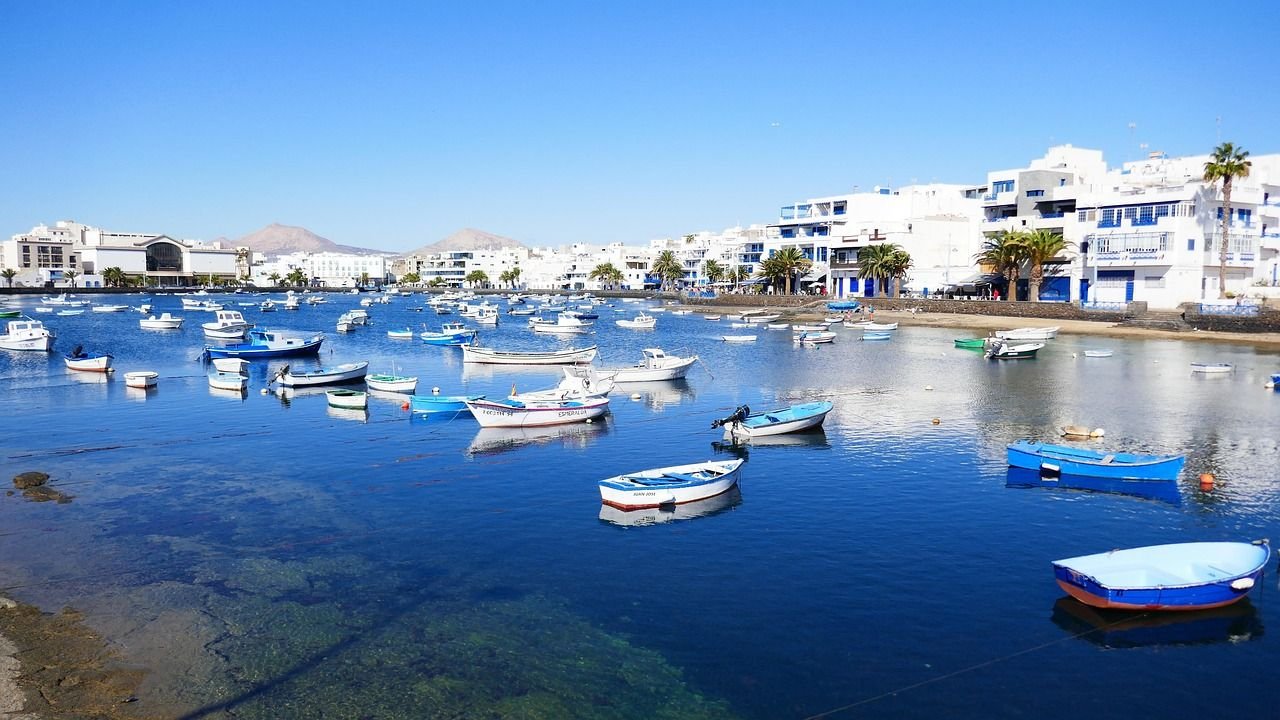 Barcas de colores flotando en el Charco de San Ginés, el corazón marinero de Arrecife, Lanzarote