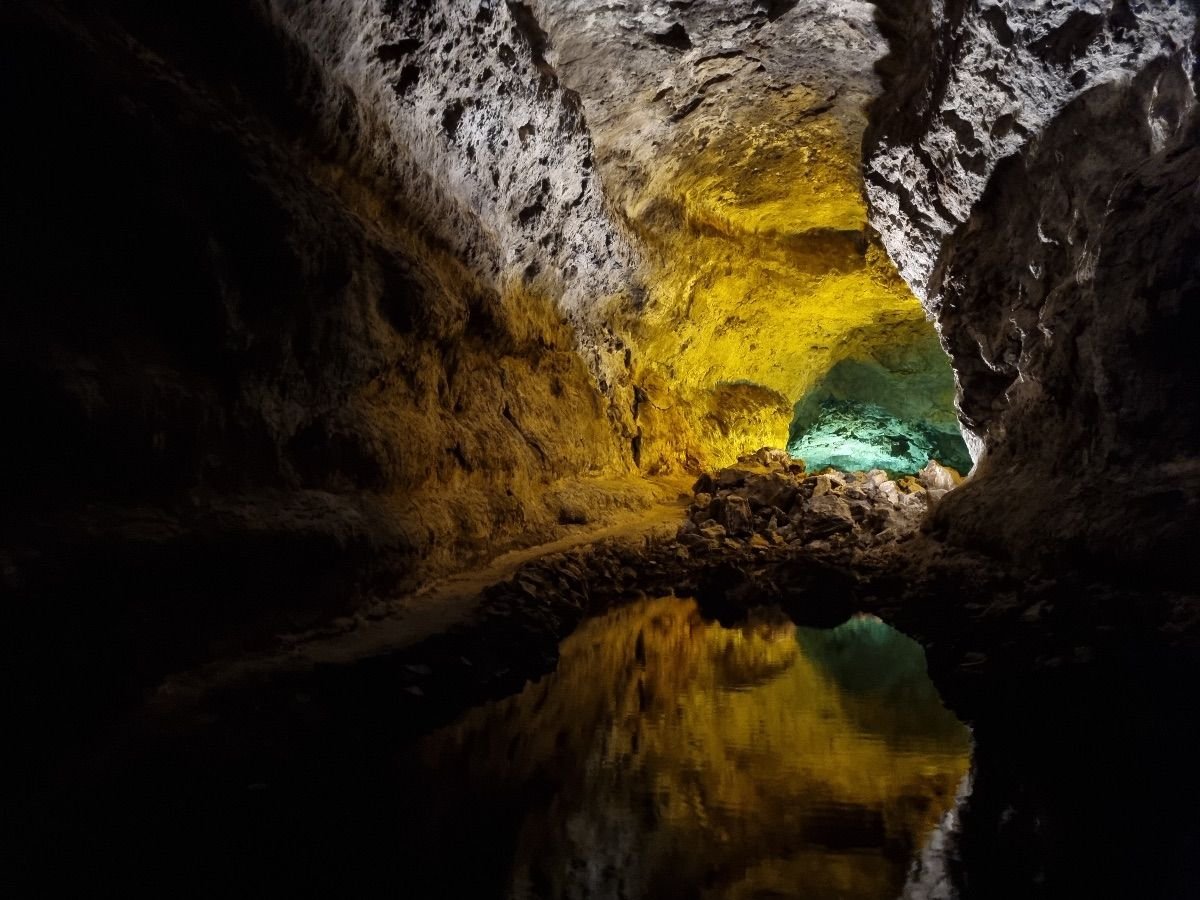 nterior de la Cueva de los Verdes en Lanzarote, con galerías de lava iluminadas y formaciones volcánicas