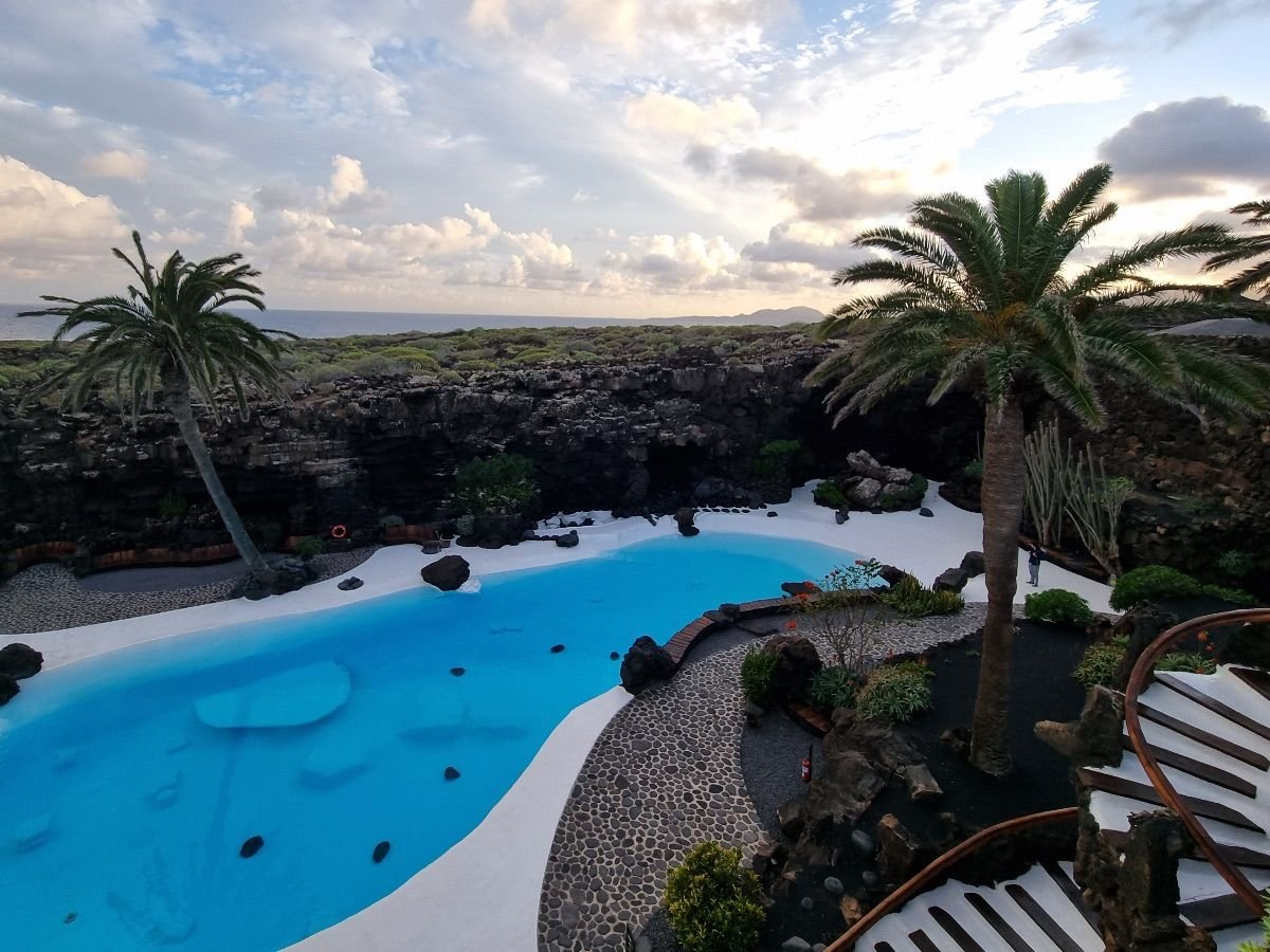 Interior de los Jameos del Agua en Lanzarote, con el lago natural y la piscina blanca diseñada por César Manrique