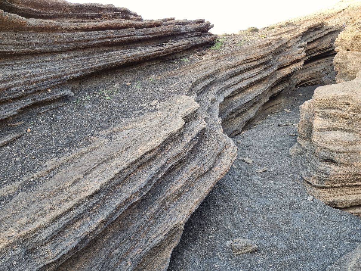 Las Grietas de Lanzarote, formaciones volcánicas en la ladera de Montaña Blanca, uno de los lugares más curiosos que ver en la isla