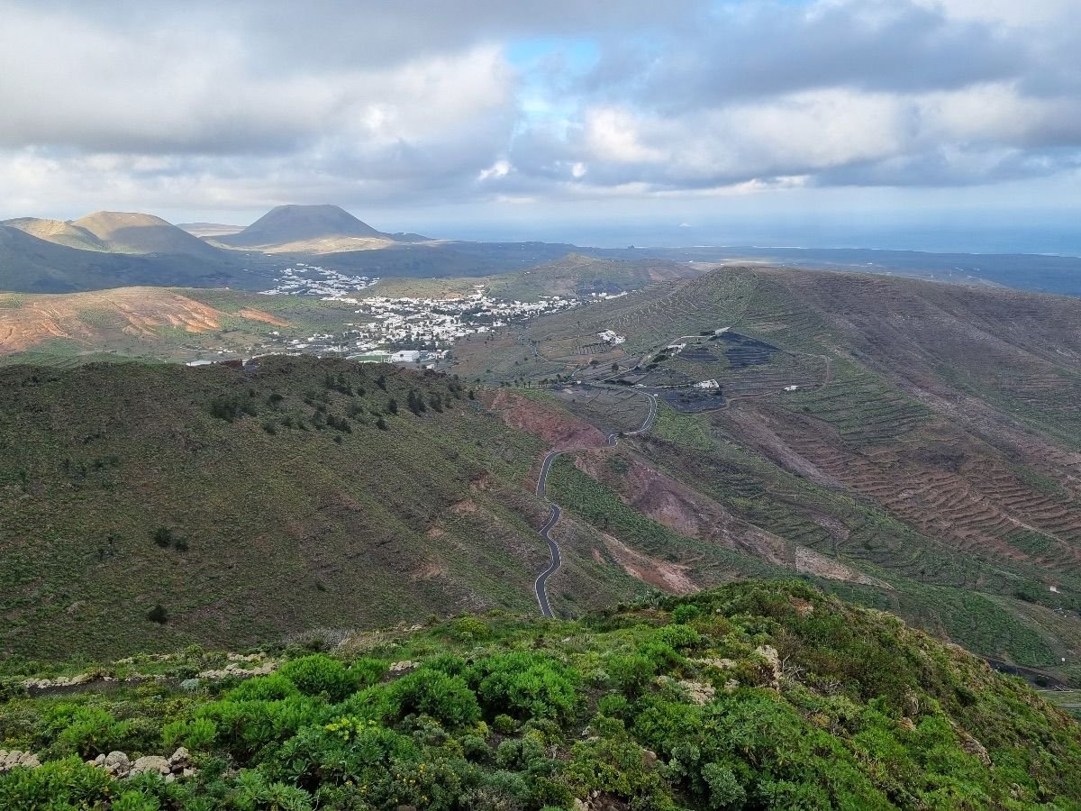 Vista panorámica desde el Mirador de Los Helechos, con el valle de Haría y el paisaje del norte de Lanzarote