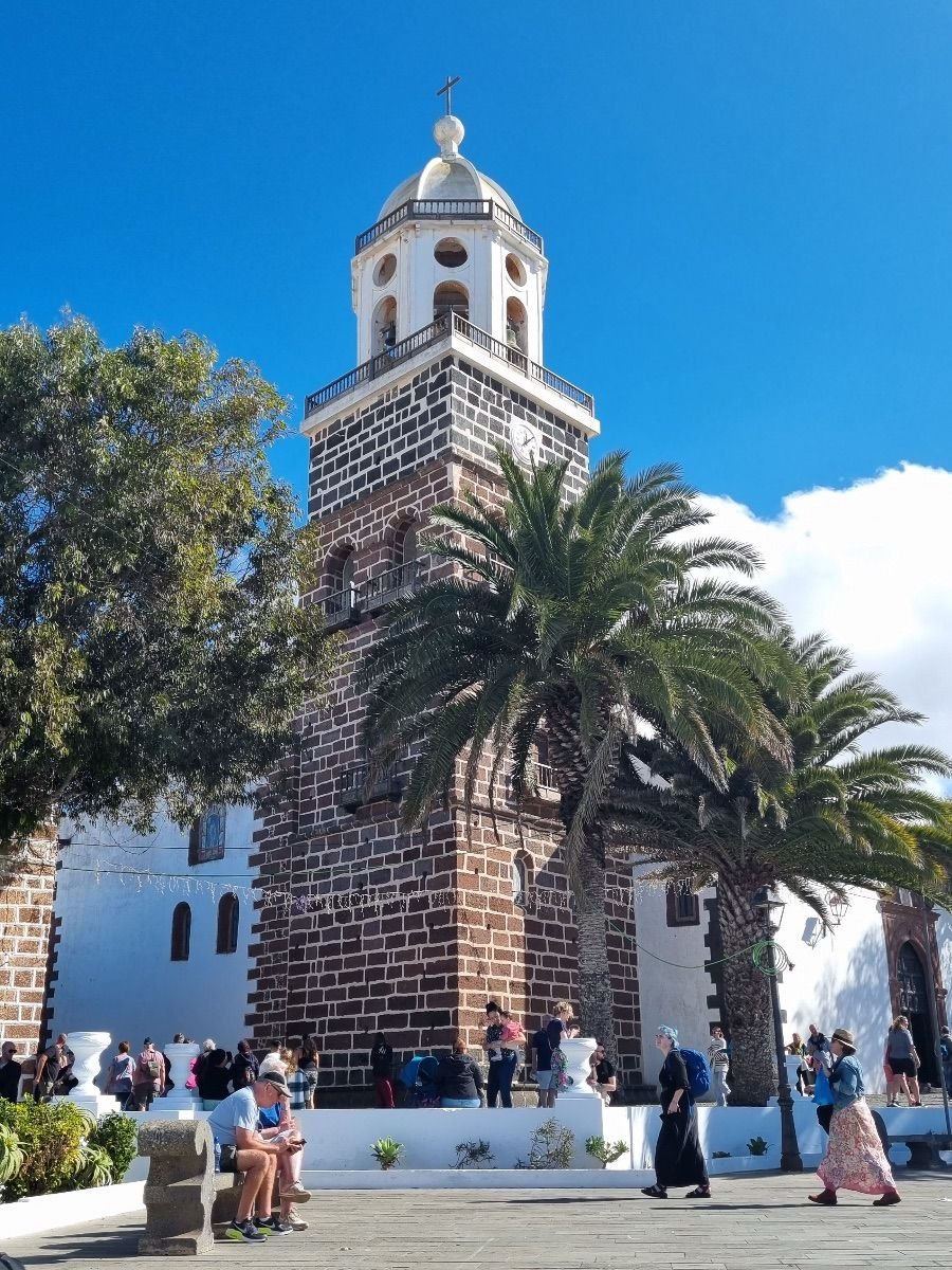 Calles empedradas y casas blancas del casco histórico de Teguise, el antiguo capital de Lanzarote