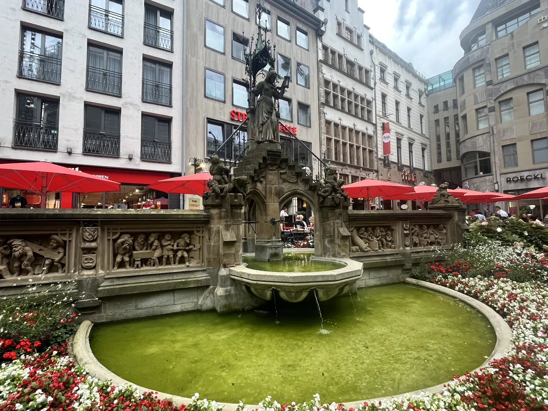 Fuente de los Heinzelmännchen en Colonia inspirada en la leyenda de los duendes