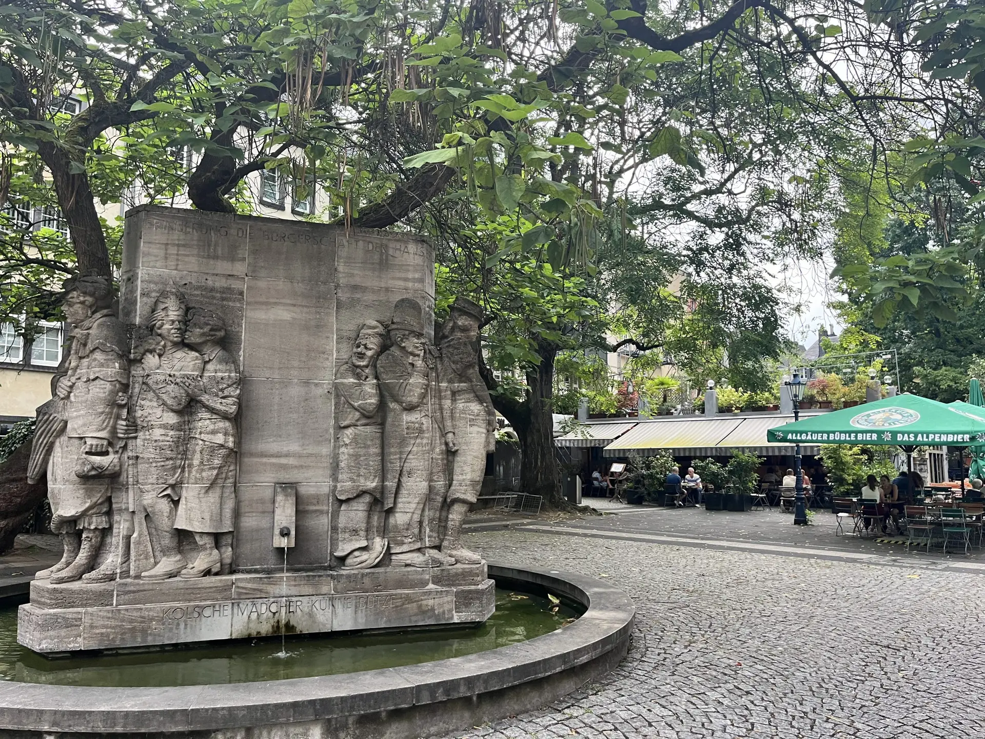 Ostermannplatz en Colonia con la fuente dedicada al Carnaval y a Willi Ostermann