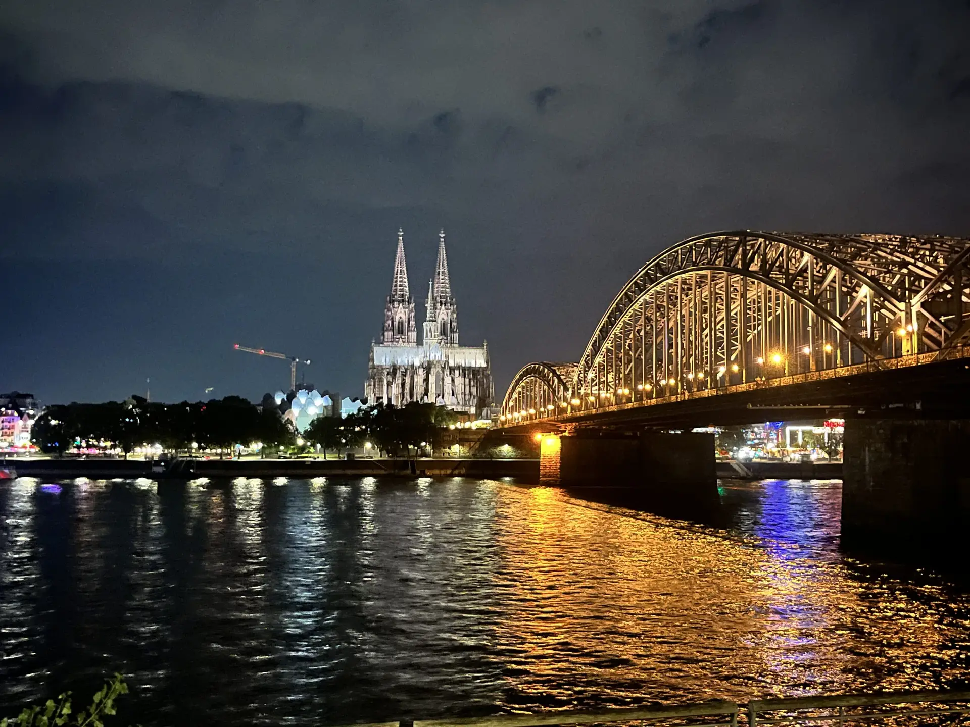 Puente Hohenzollern en Colonia con candados del amor y la catedral al fondo
