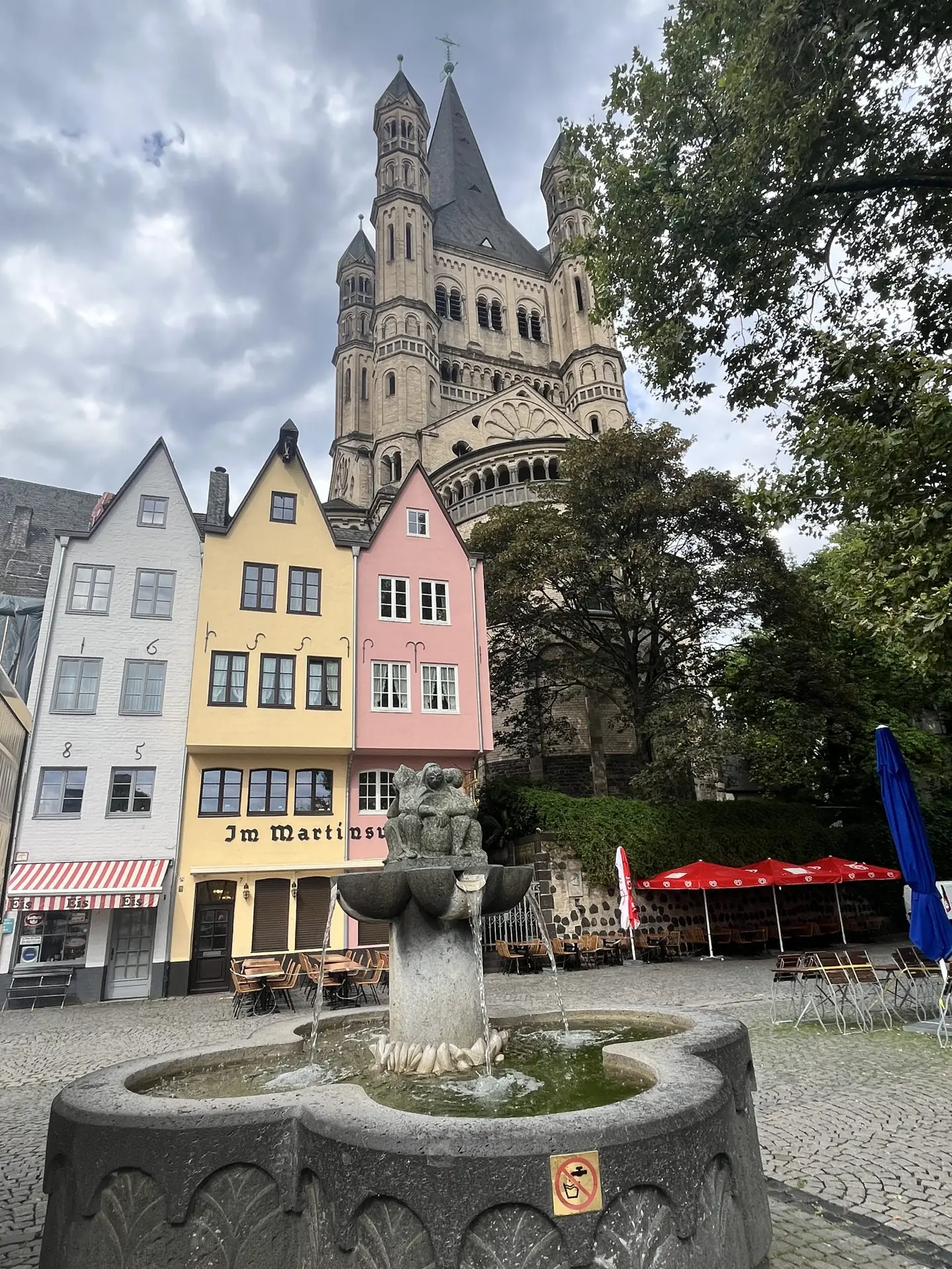 Plaza Fischmarkt en Colonia con casas de colores junto al río Rin
