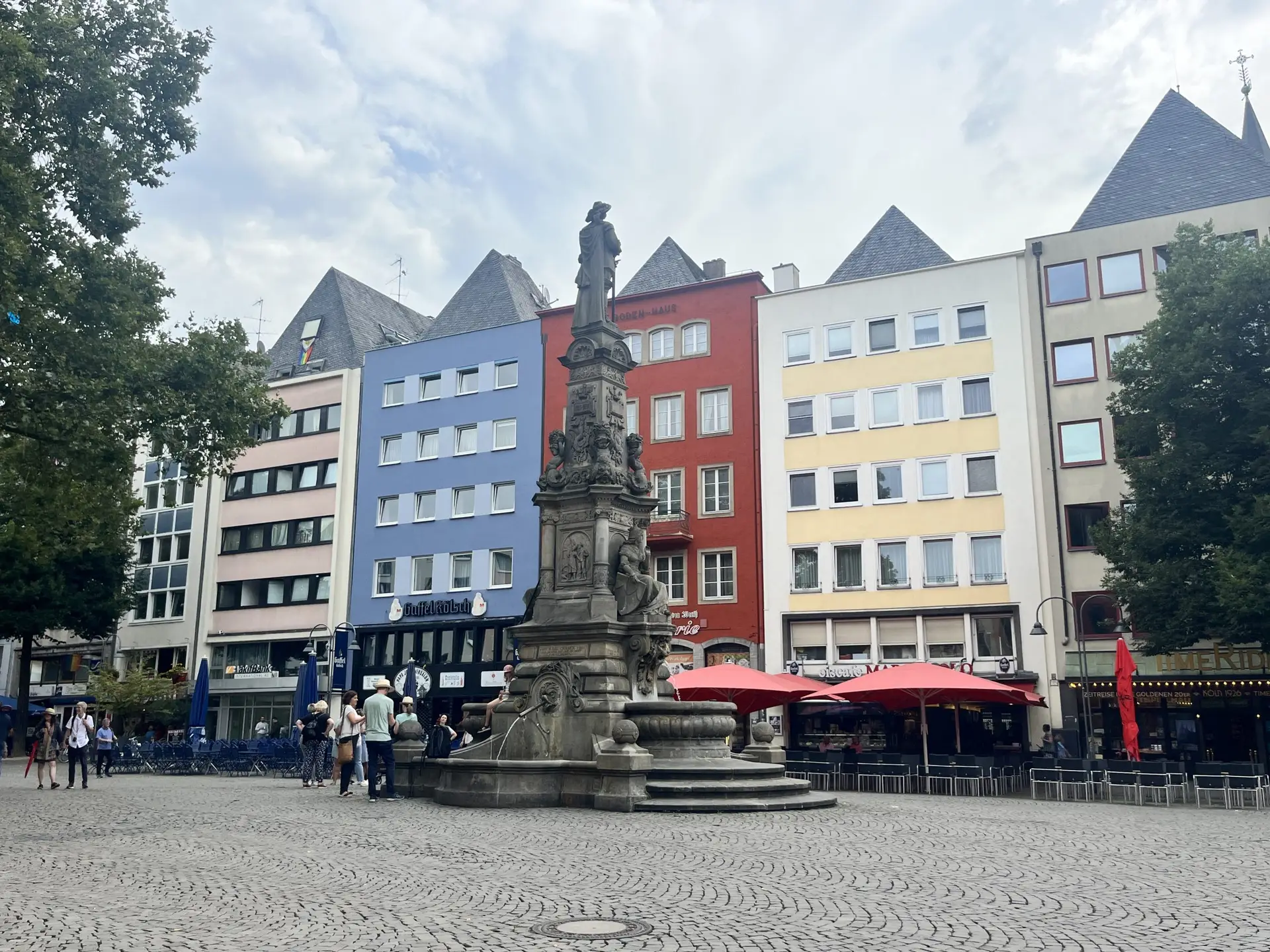Plaza Alter Markt en el centro histórico de Colonia con edificios de colores