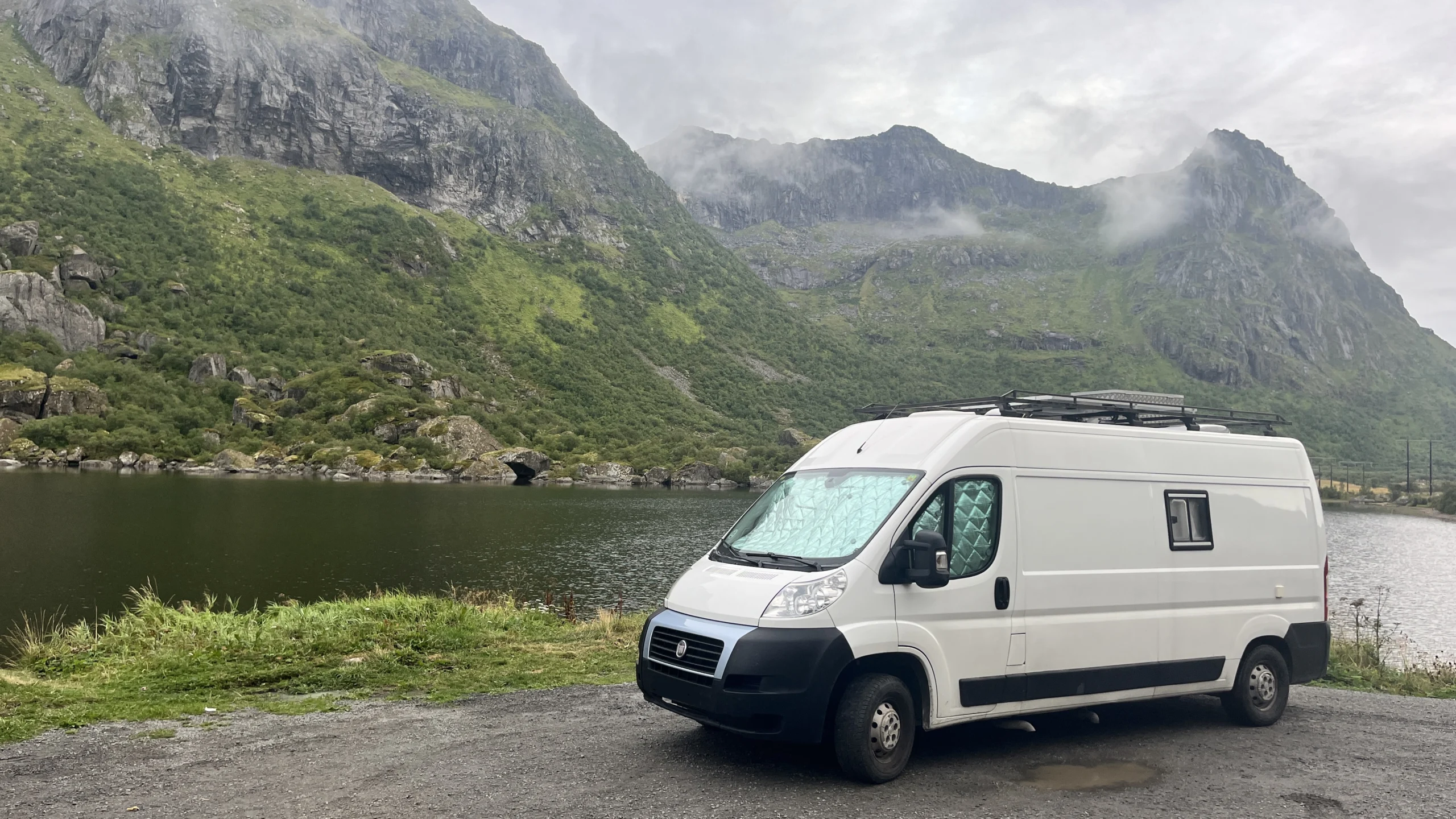 Furgoneta camper estacionada con paisaje de Noruega al fondo durante un viaje por Europa en 2025