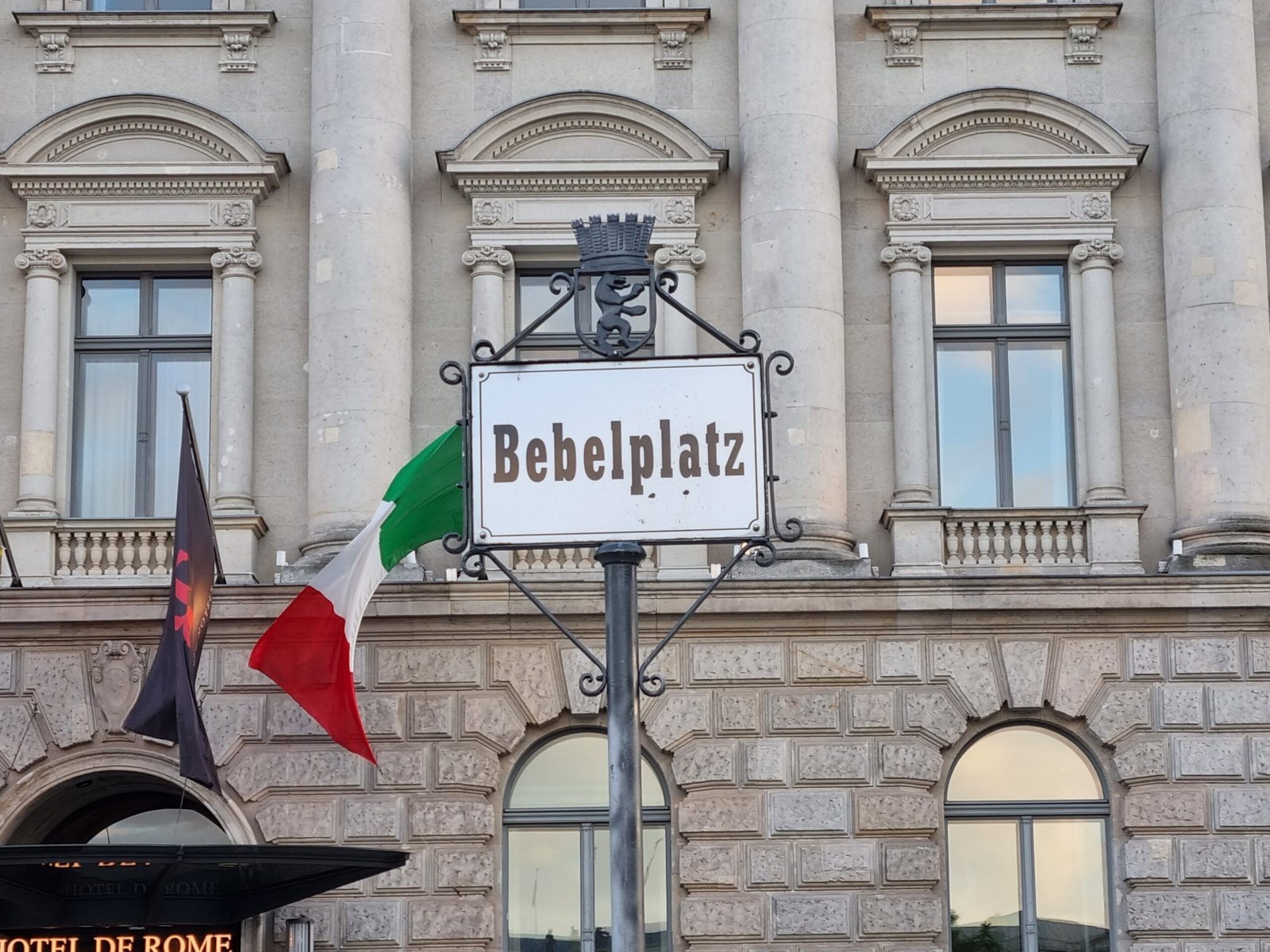 Bebelplatz en Berlín, lugar histórico conocido por la quema de libros en 1933.
