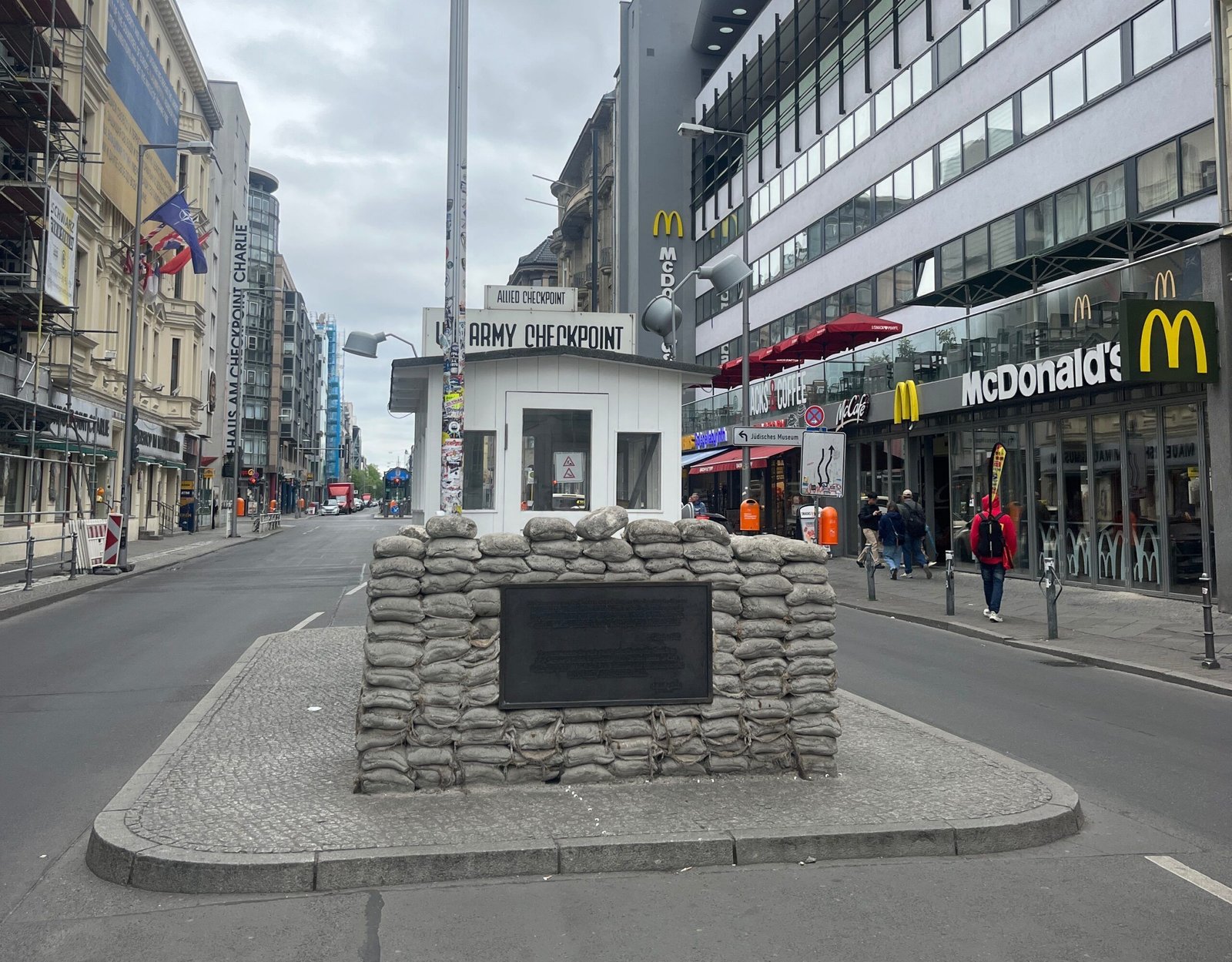 Checkpoint Charlie en Berlín, antiguo paso fronterizo entre Alemania Oriental y Occidental.