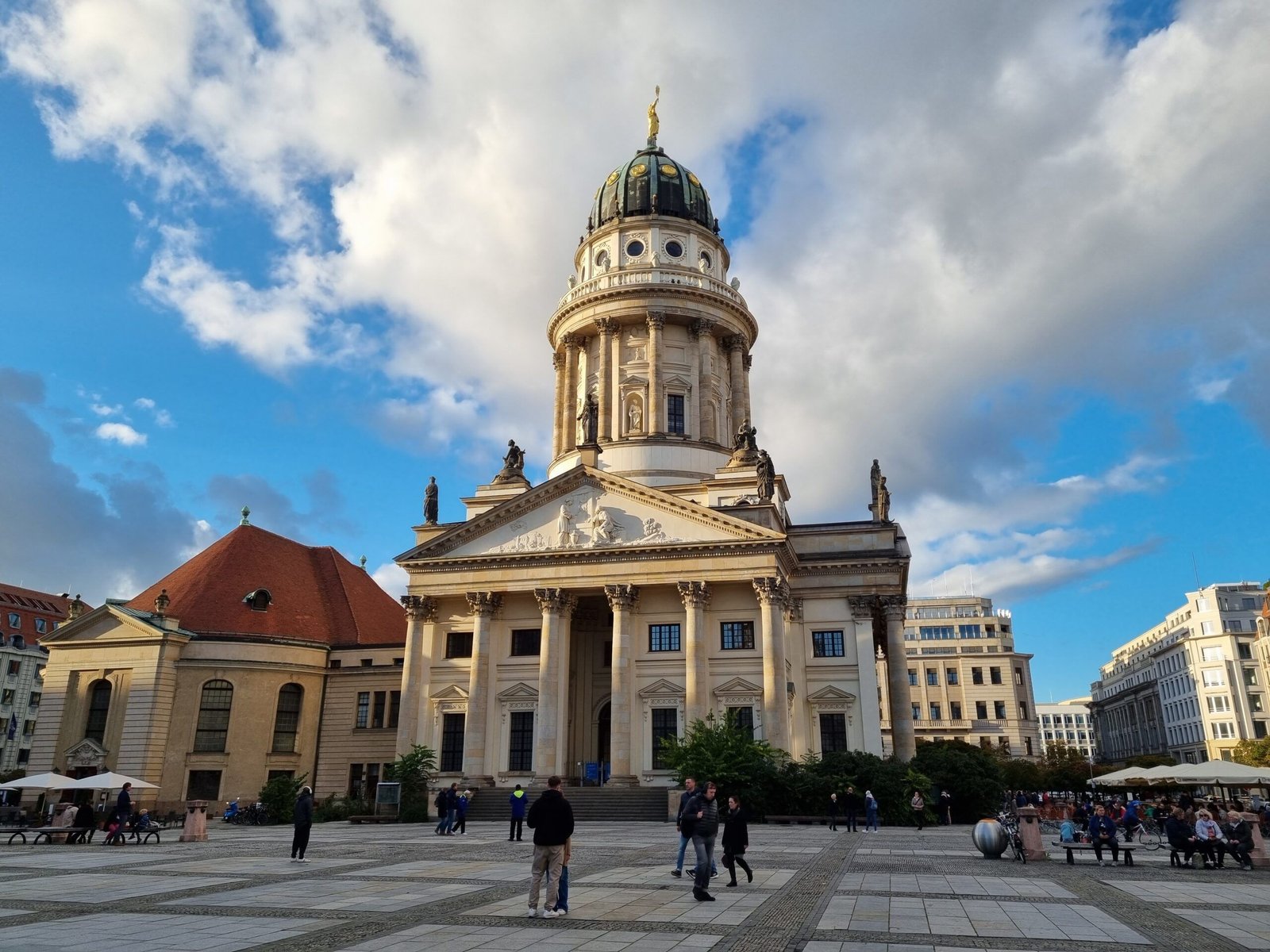 Vista de Gendarmenmarkt en Berlín con la Catedral Francesa, la Catedral Alemana y el Konzerthaus.