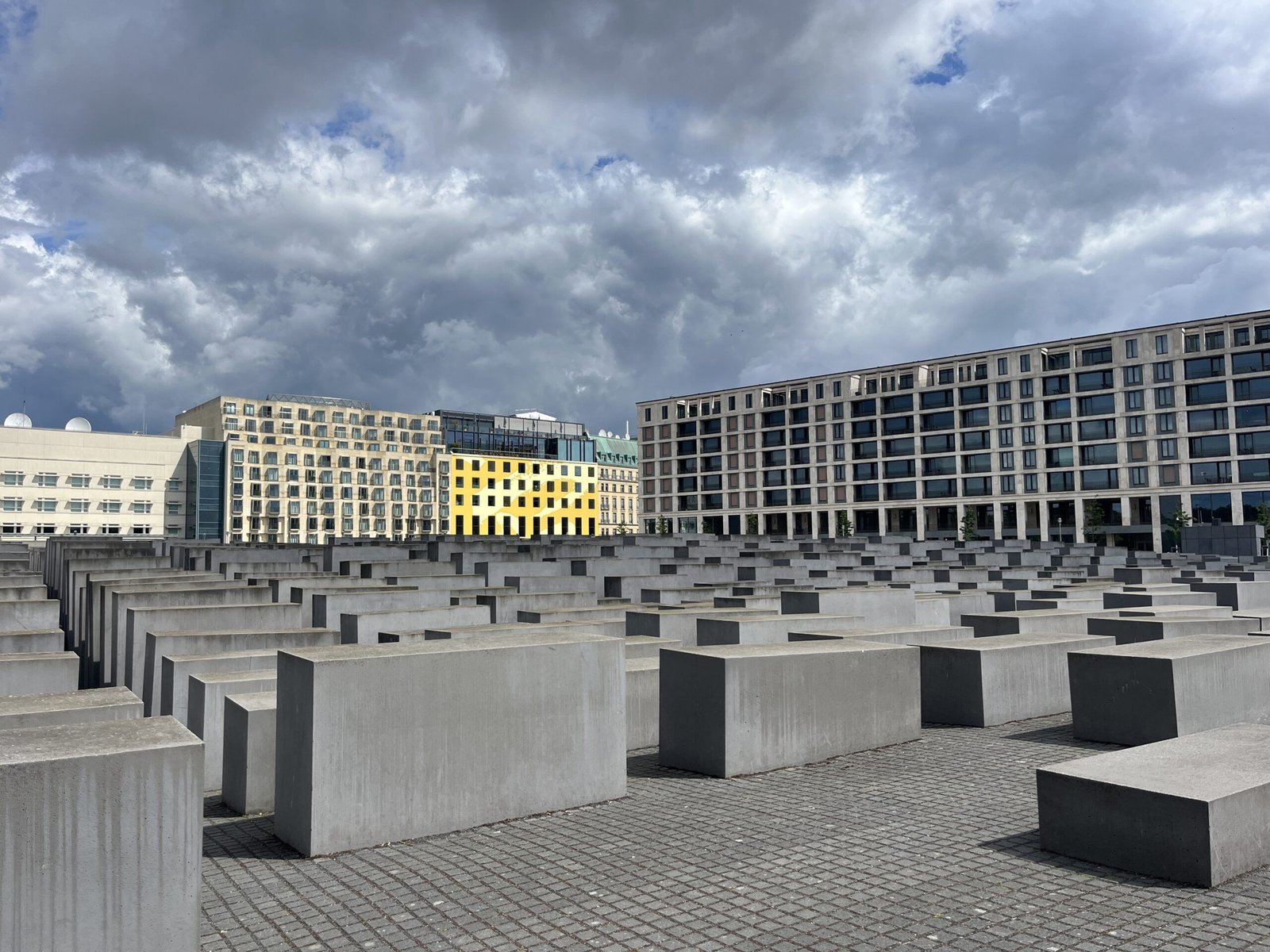 Monumento al Holocausto en Berlín, formado por bloques de hormigón de diferentes alturas.