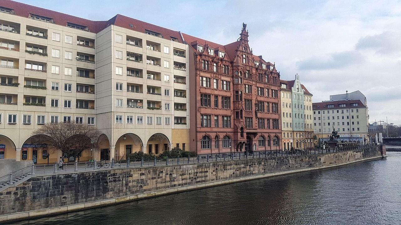 Nikolaiviertel en Berlín, el barrio más antiguo de la ciudad con casas tradicionales y calles adoquinadas.