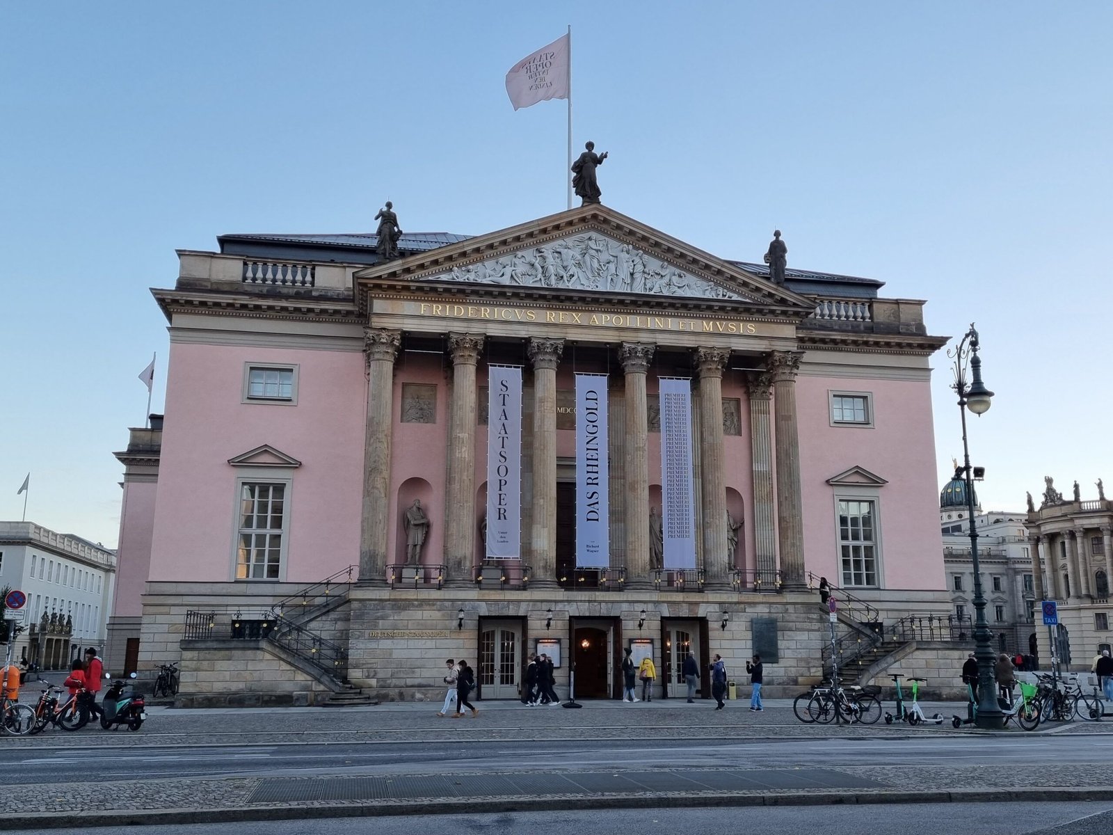 Edificio histórico de la Staatsoper Unter den Linden, una de las óperas más antiguas de Europa.