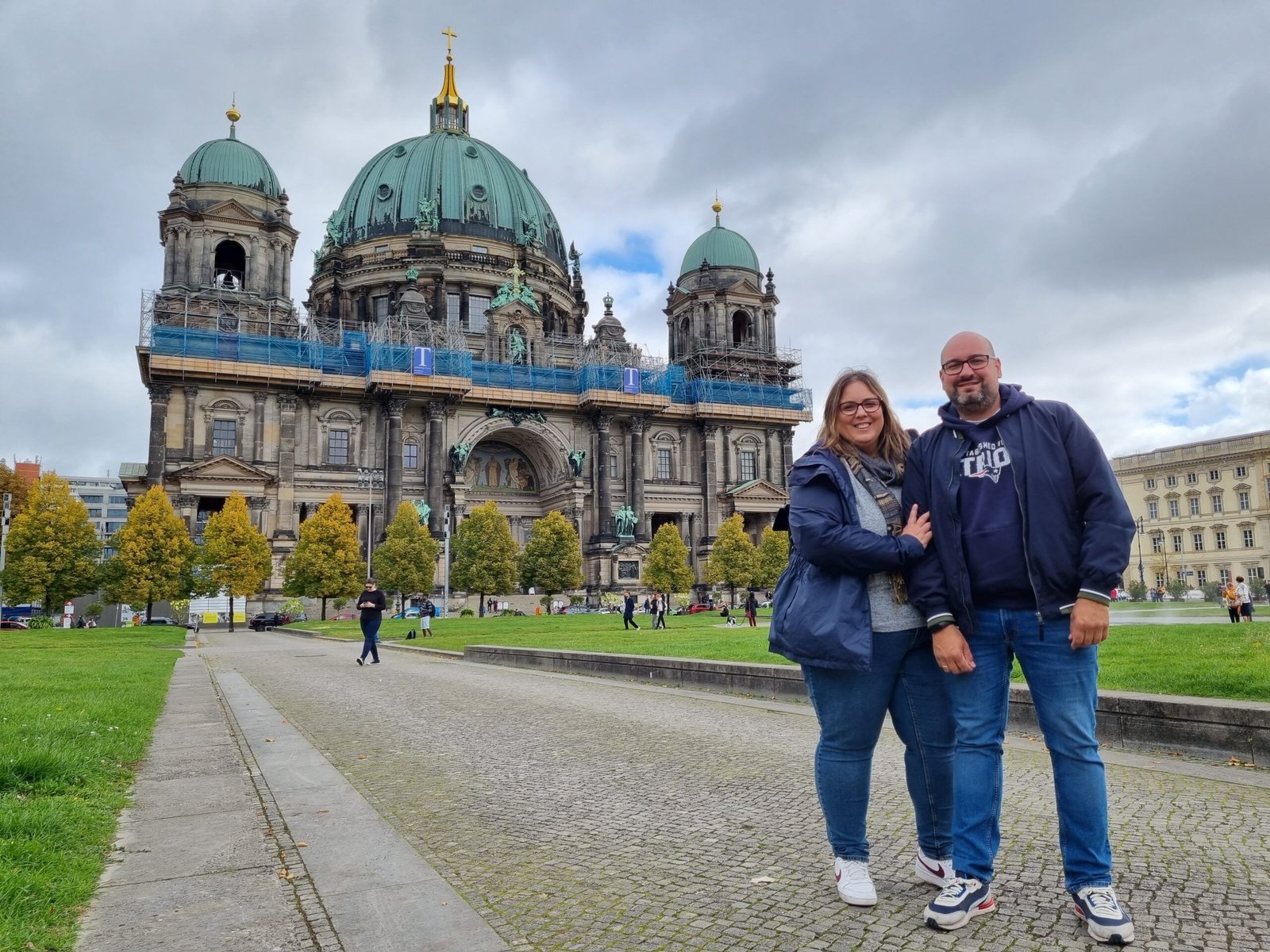 Pareja posando delante de la Berliner Dom, uno de los monumentos más famosos de Berlín.