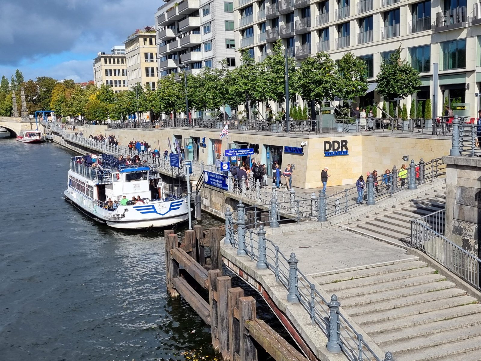 Paseo en barco por el río Spree en Berlín, con vistas a monumentos históricos.